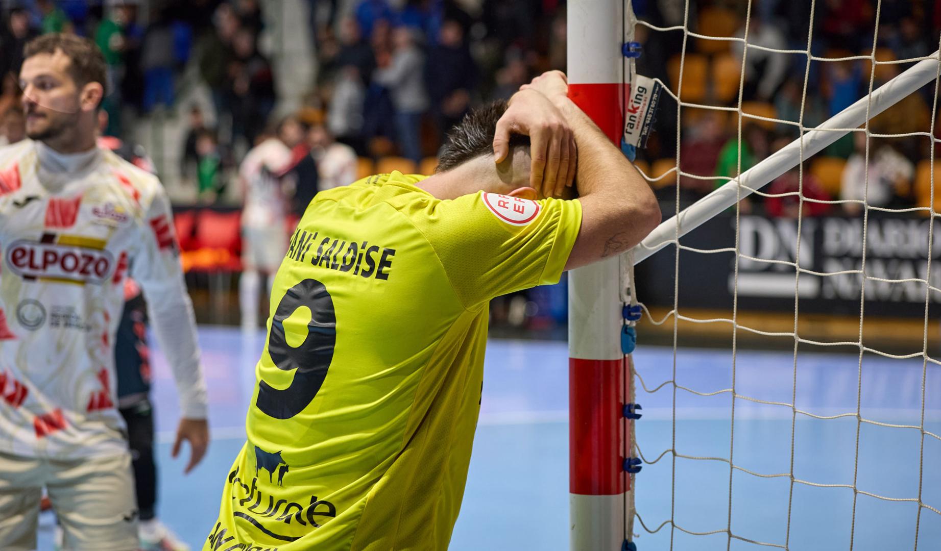 Dani Saldise, ya vestido de portero-jugador, se lamenta nada más finalizar el partido.