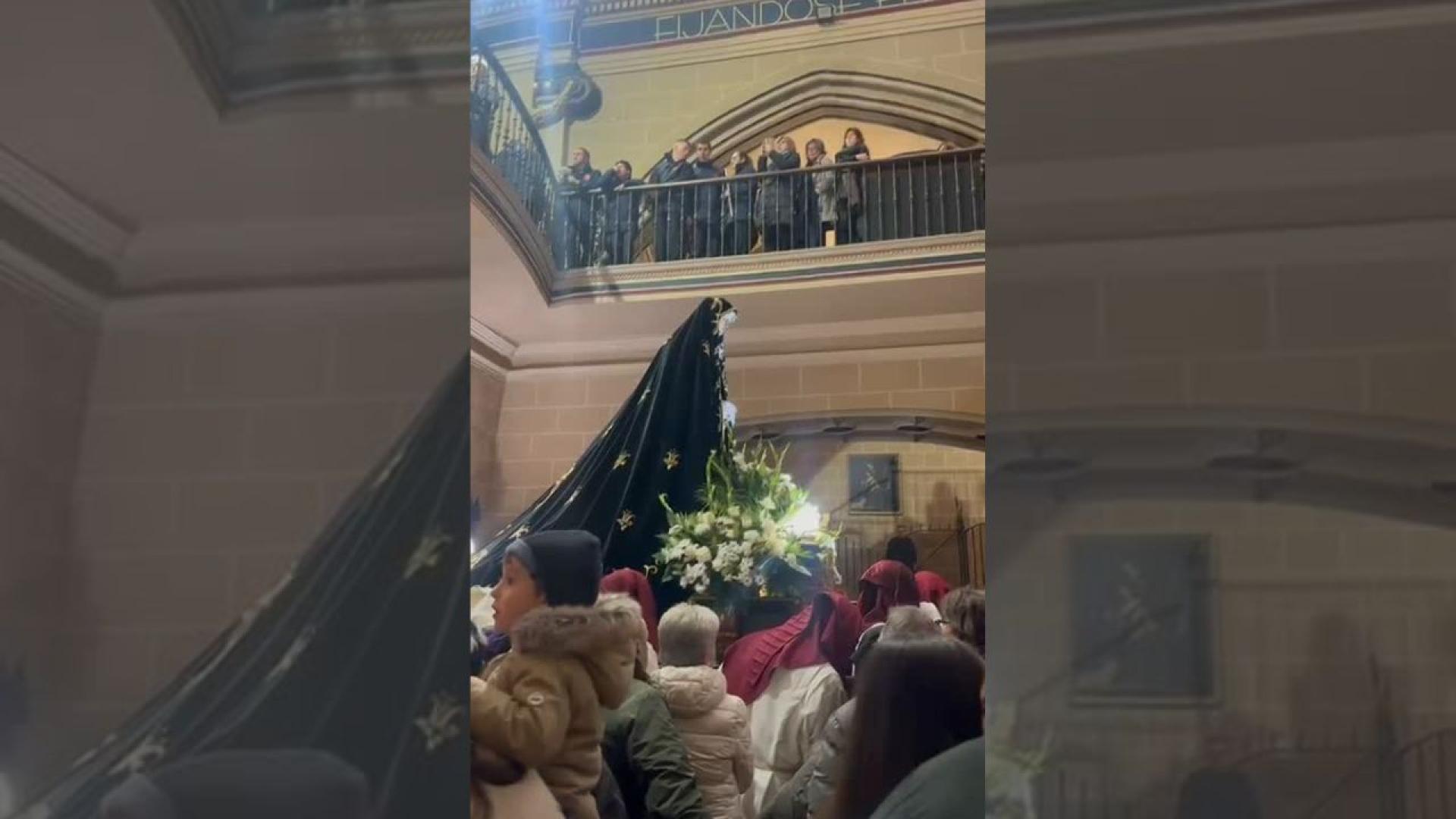Se celebra en la iglesia de San Juan de Estella una ceremonia en honor de La Dolorosa que ha sido trasladada hasta este templo desde el de San Miguel en una concurrida y breve procesión