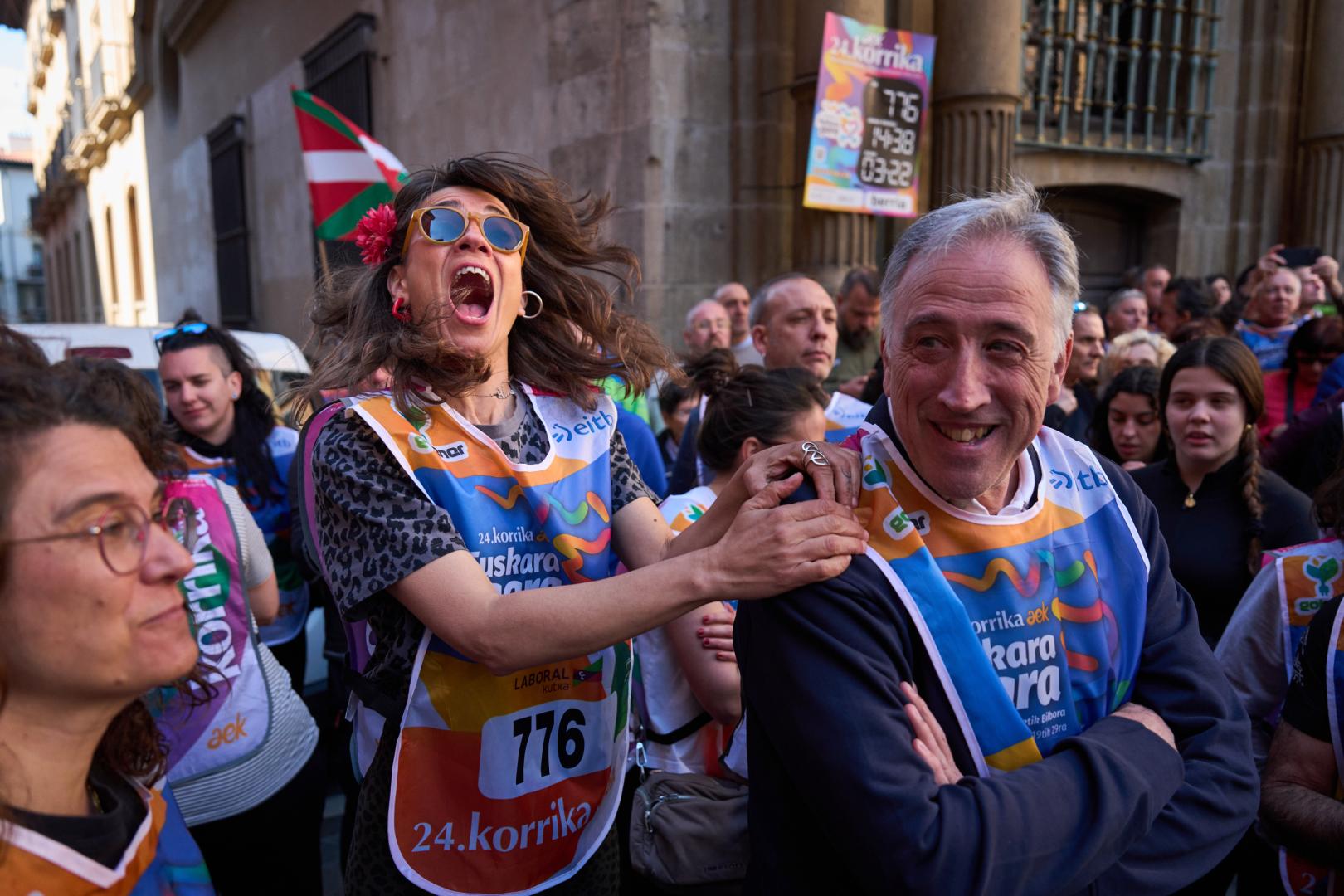 El alcalde de Pamplona, Joseba Asiron, y la edil Maider Beloki, antes de tomar el testigo de la Korrika el pasado domingo 22 de marzo