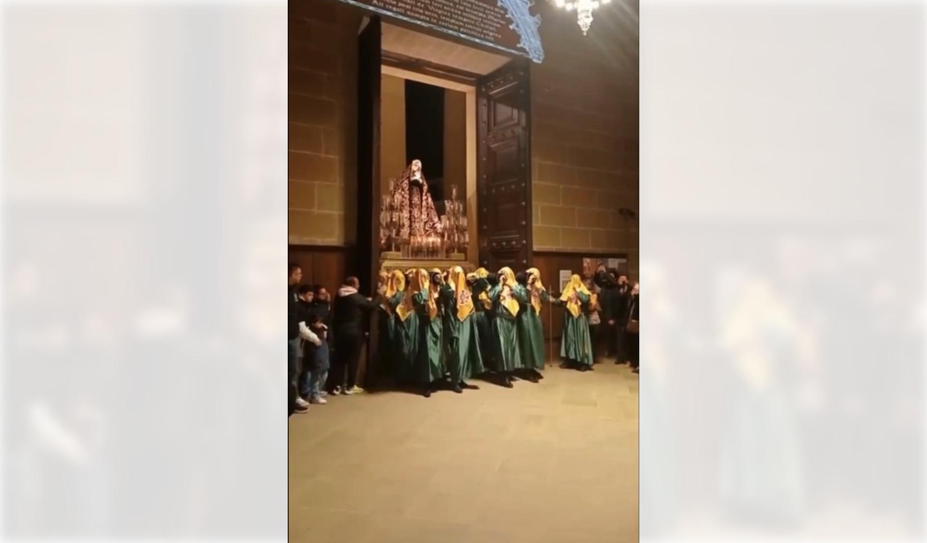 Los miembros de La Hermandad de la Paz y Caridad cumplieron este viernes, 27 de marzo, con el tradicional acto.
