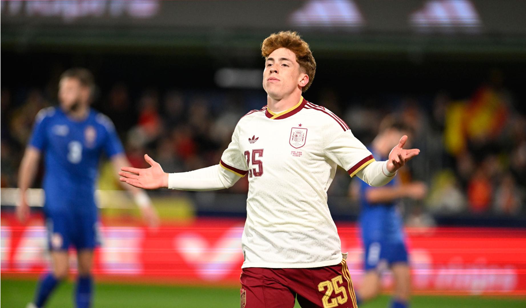 Víctor Muñoz celebra el gol anotado en el amistoso contra Serbia