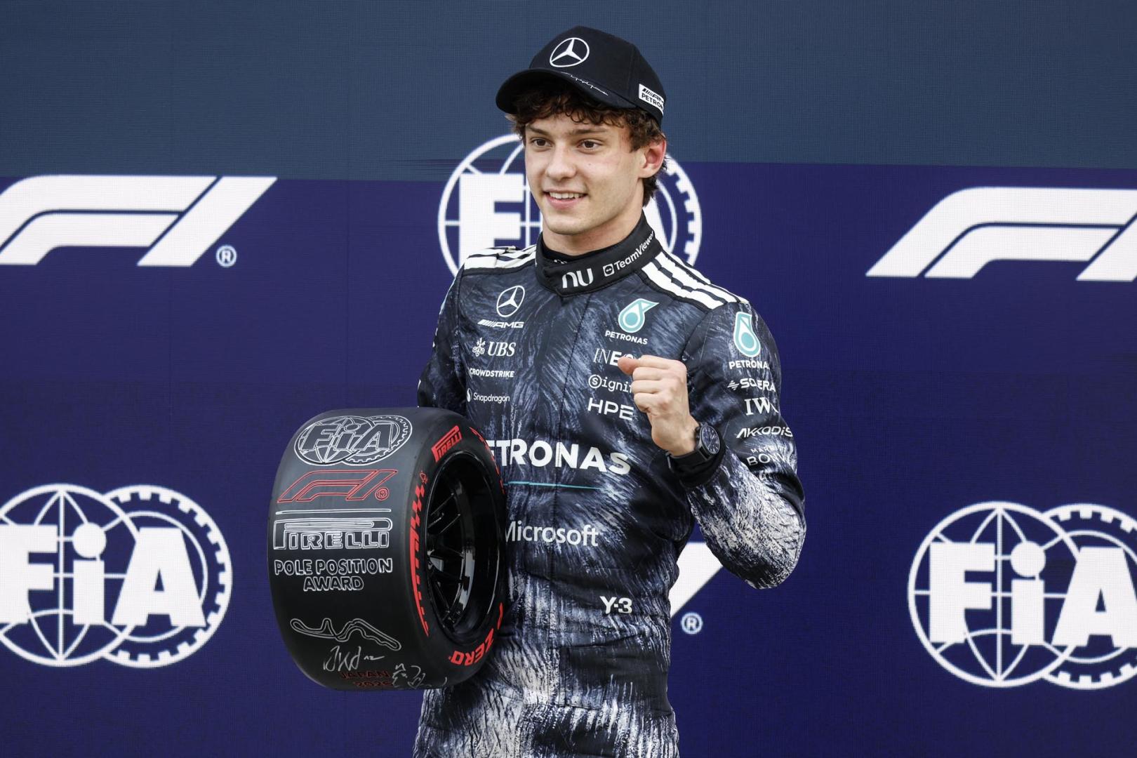 Antonelli (Mercedes) celebra su pole en Suzuka