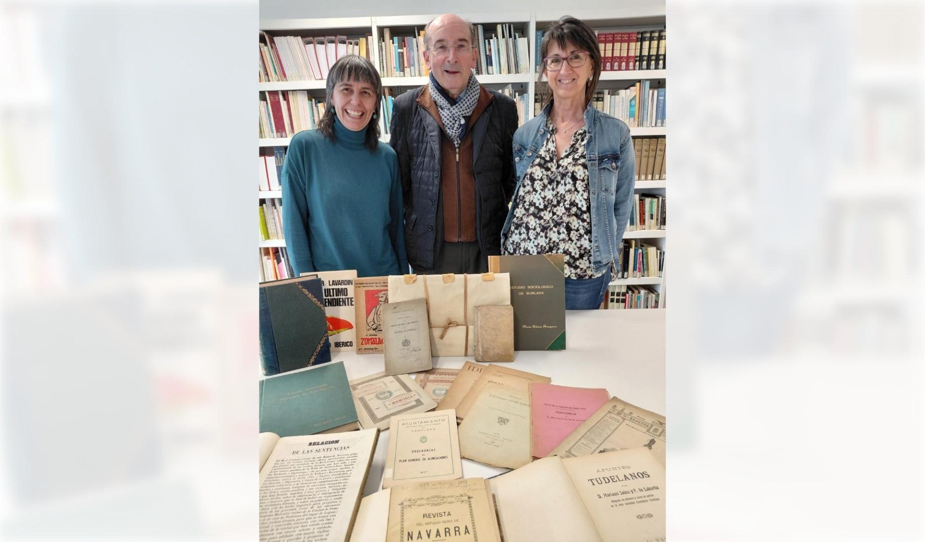 De izquierda a derecha: la jefa de la Sección de la Biblioteca de Navarra, María Luisa Garcés; el expresidente y profesor universitario Juan Cruz Alli; y la directora del Servicio de Bibliotecas, Clara  Flamarique