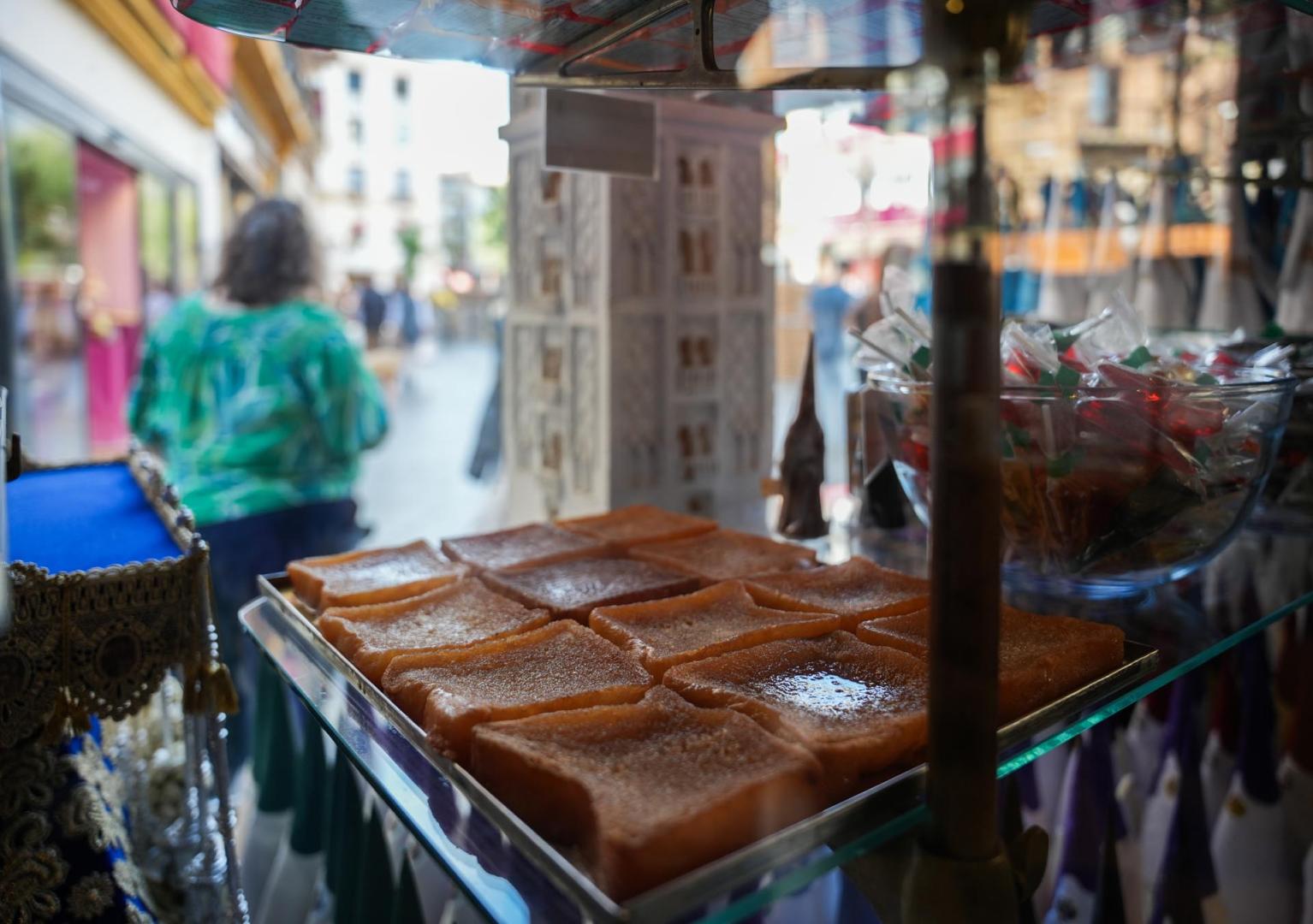Sevilla se encuentra ya preparada para la celebración de su Semana Santa. En la imagen, torrijas en la confitería La Campana