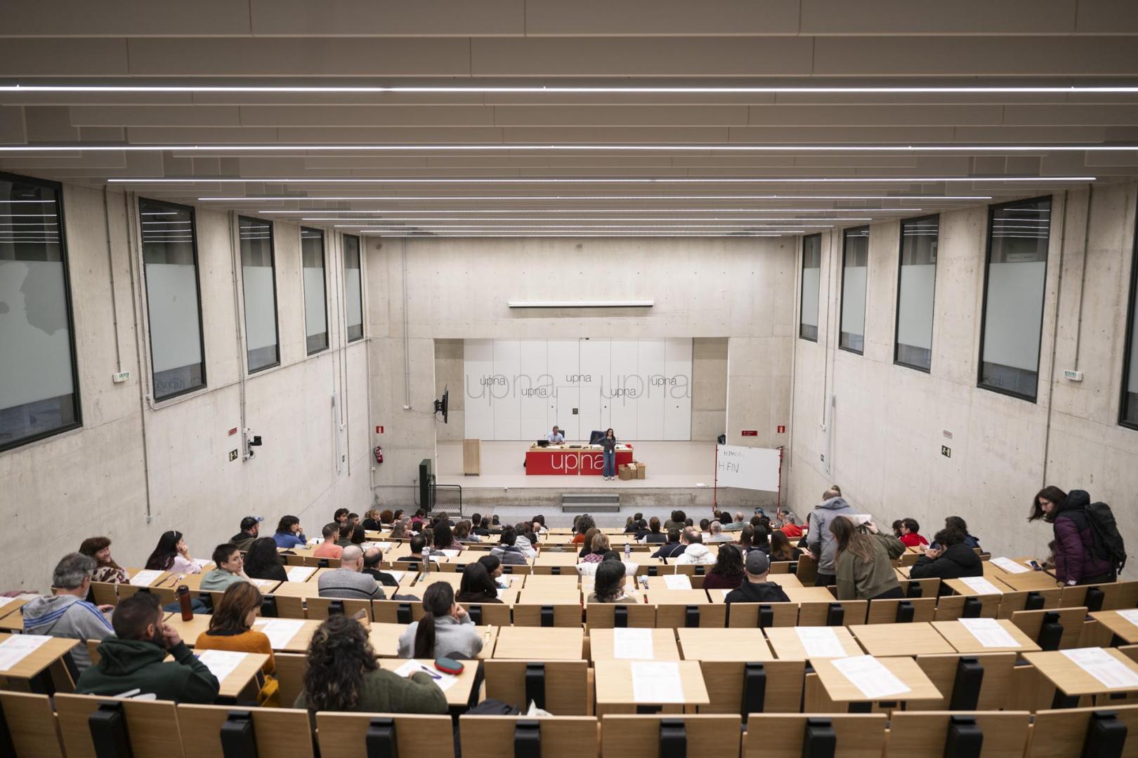 Aspirantes, antes de realizar el examen para las plazas de conserje