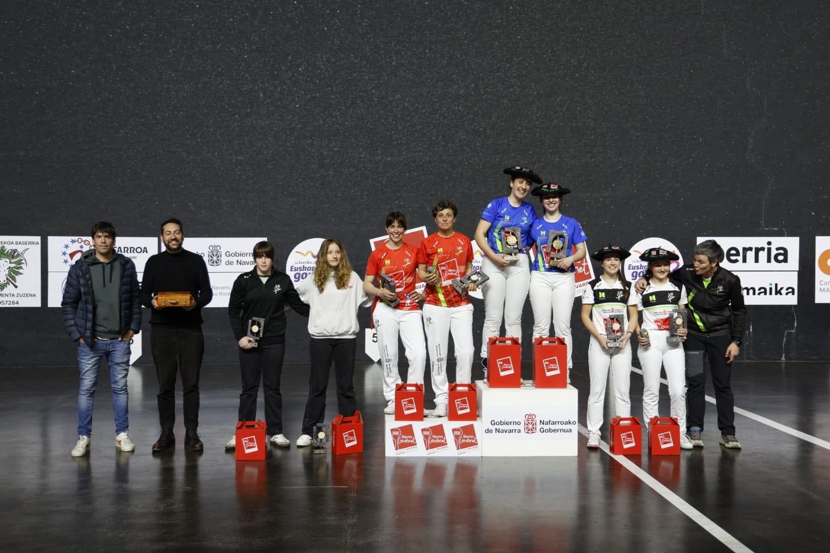 Foto de familia tras la entrega de trofeos del Campeonato de Parejas de Ados Pelota