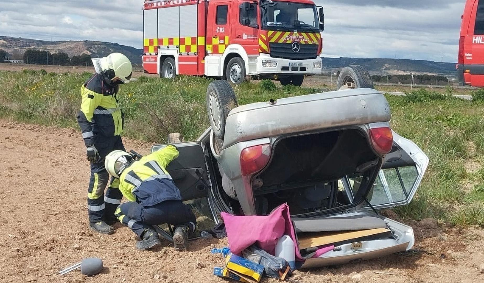 Bomberos atienden el accidente en Tudela