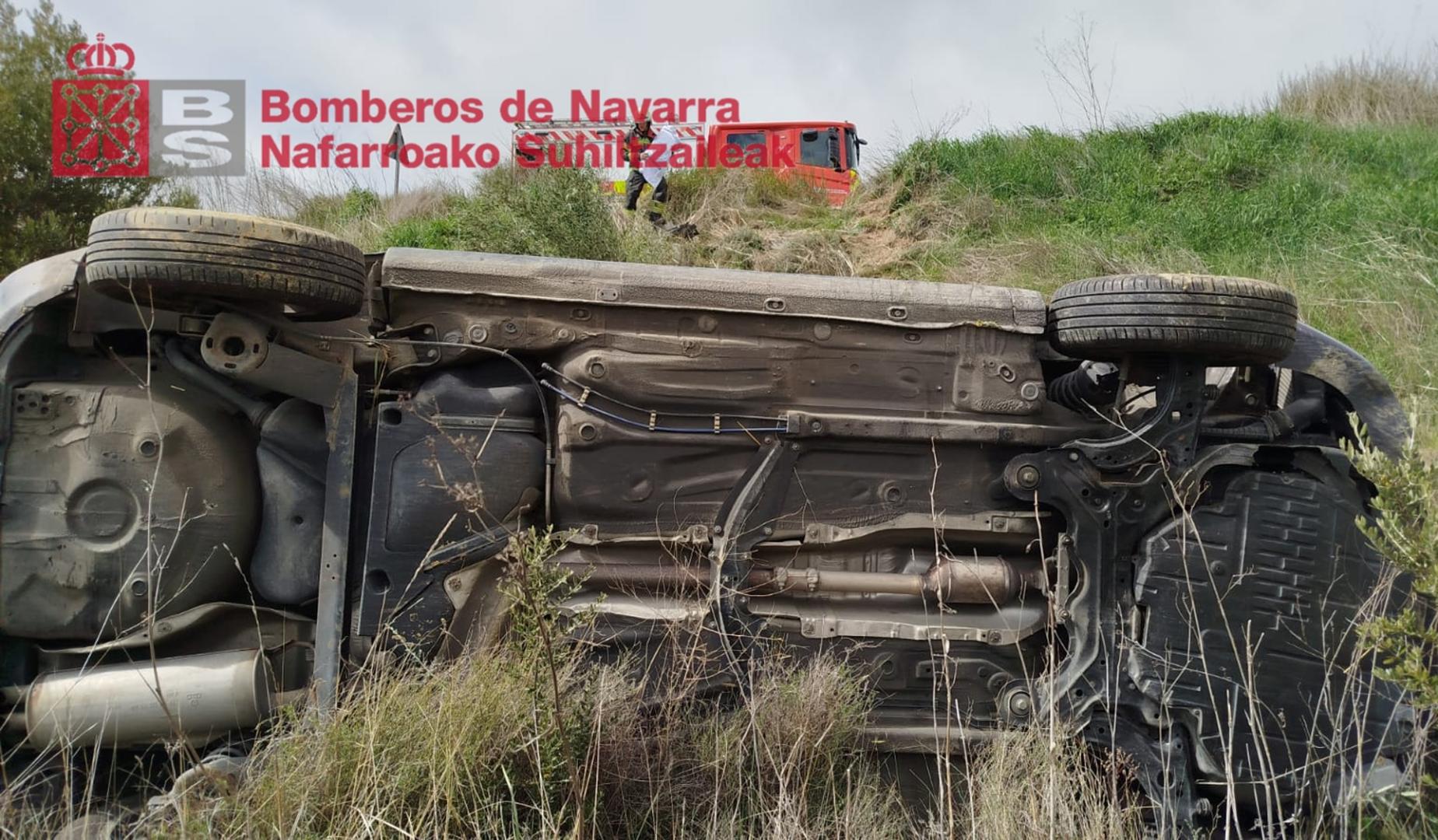 Coche volcado en San Martín de Unx