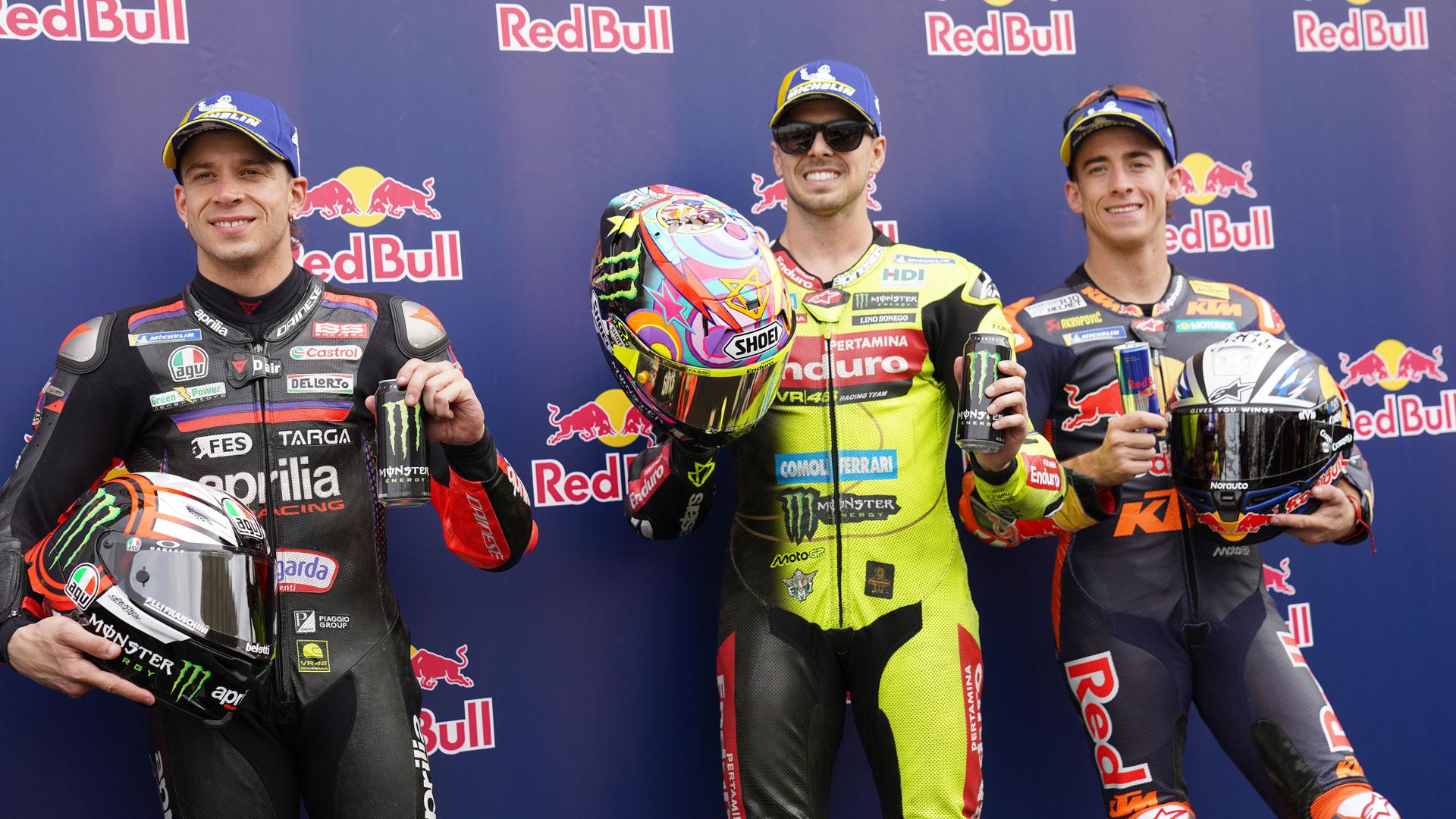 El piloto italiano Fabio Di Giannantonio (centro), el también italiano Marco Bezzecchi (izquierda), y el español Pedro Acosta (derecha) posan tras la clasificación del Gran Premio de Motociclismo de Estados Unidos