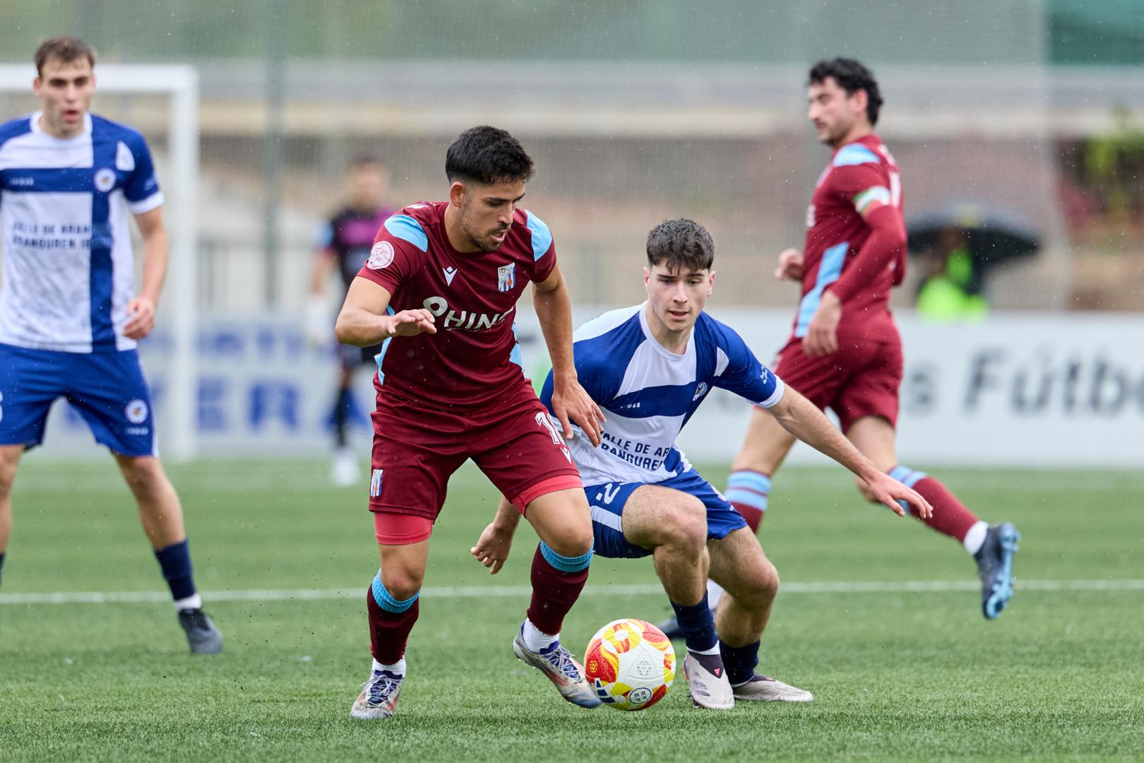Asier Arocena, que ha marcado el primer gol de la Mutilvera, presiona a un rival del Beasain en el duelo de la primera vuelta