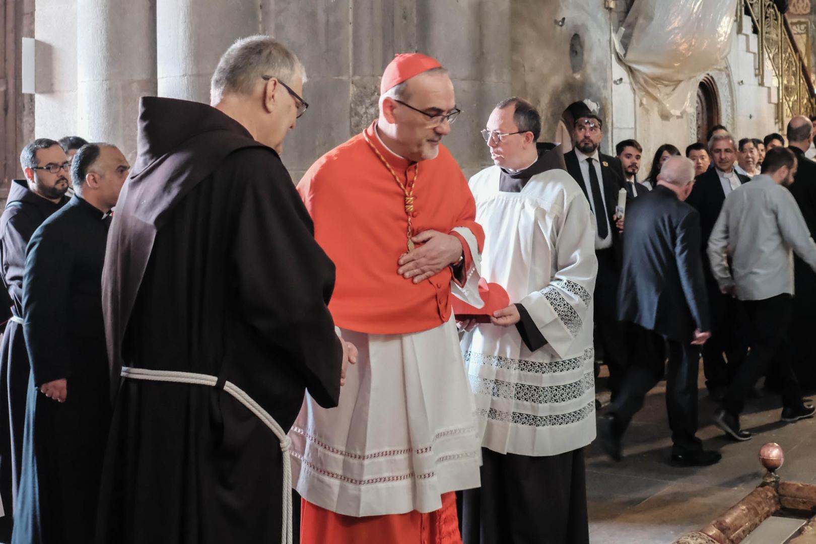 Foto de archivo del cardenal Pierbattista Pizzaballa entrando a la iglesia del Santo Sepulcro