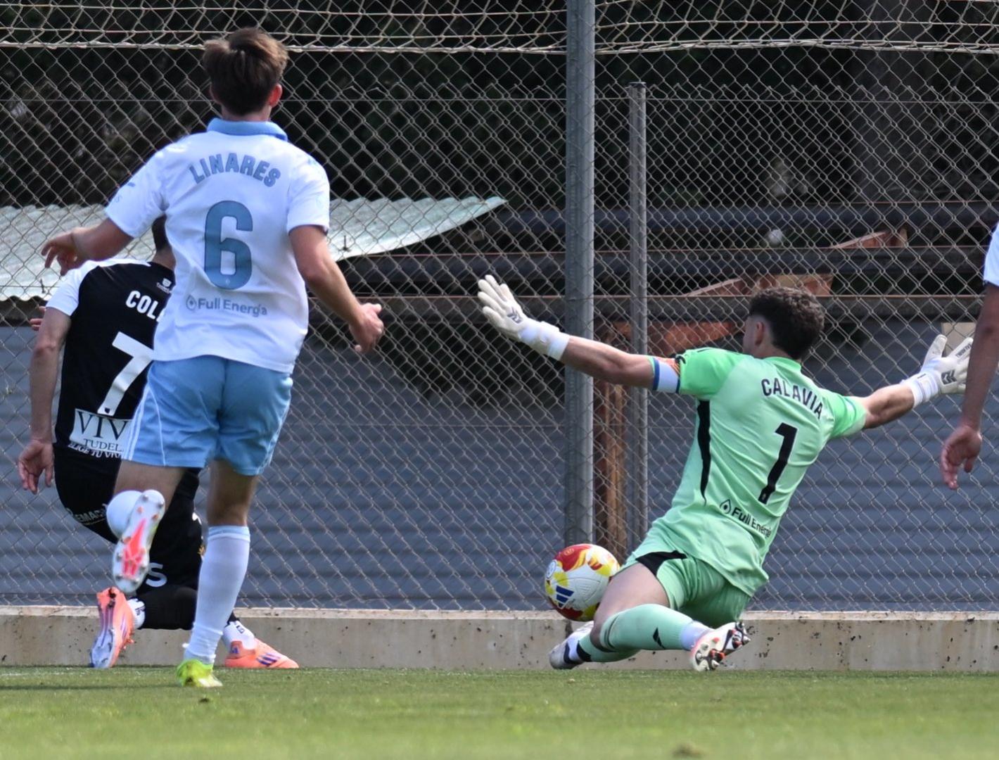 Colau, futbolista del Tudelano, se topa con el meta Calavia