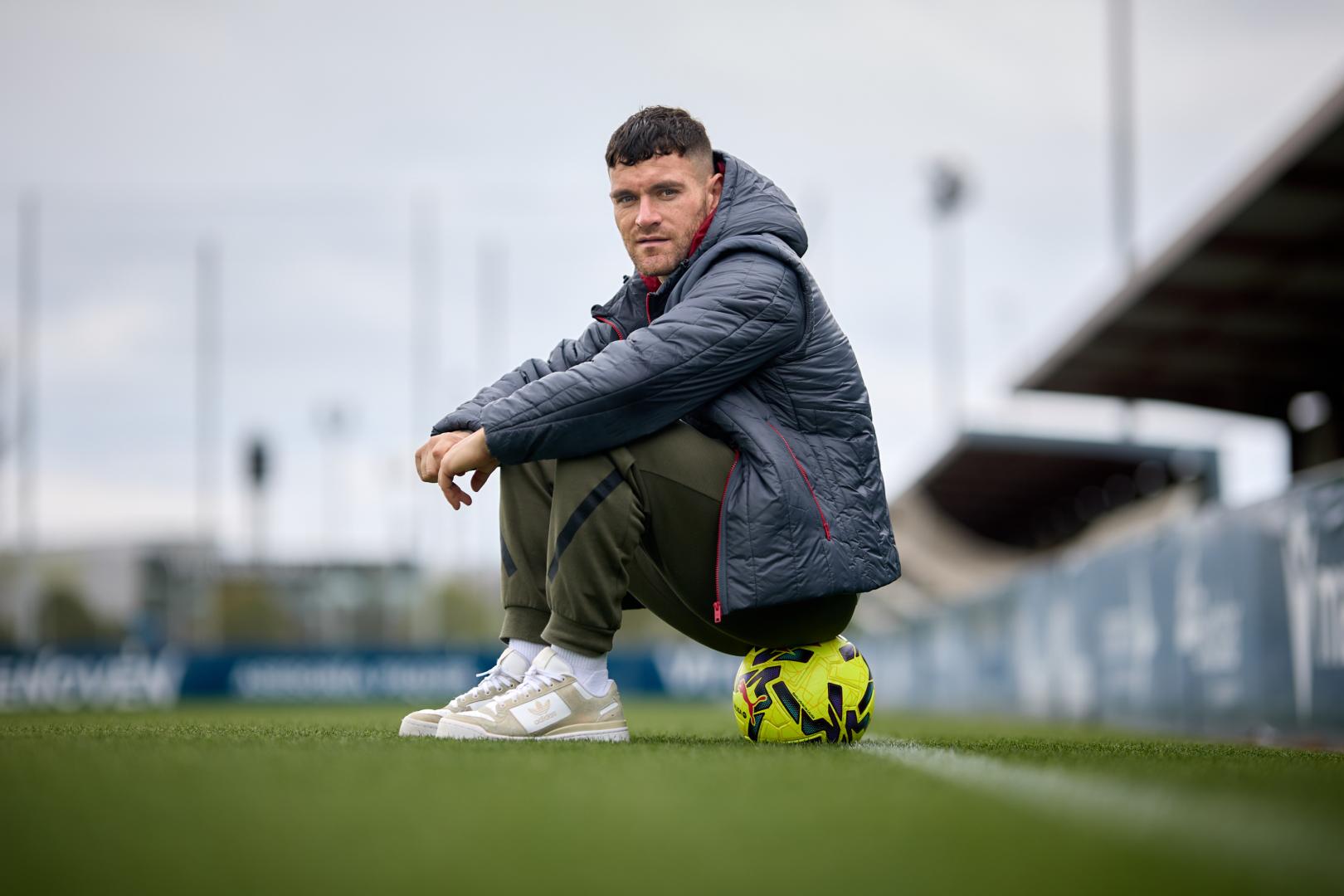 Javi Galán, en la banda del campo de entrenamiento de Tajonar
