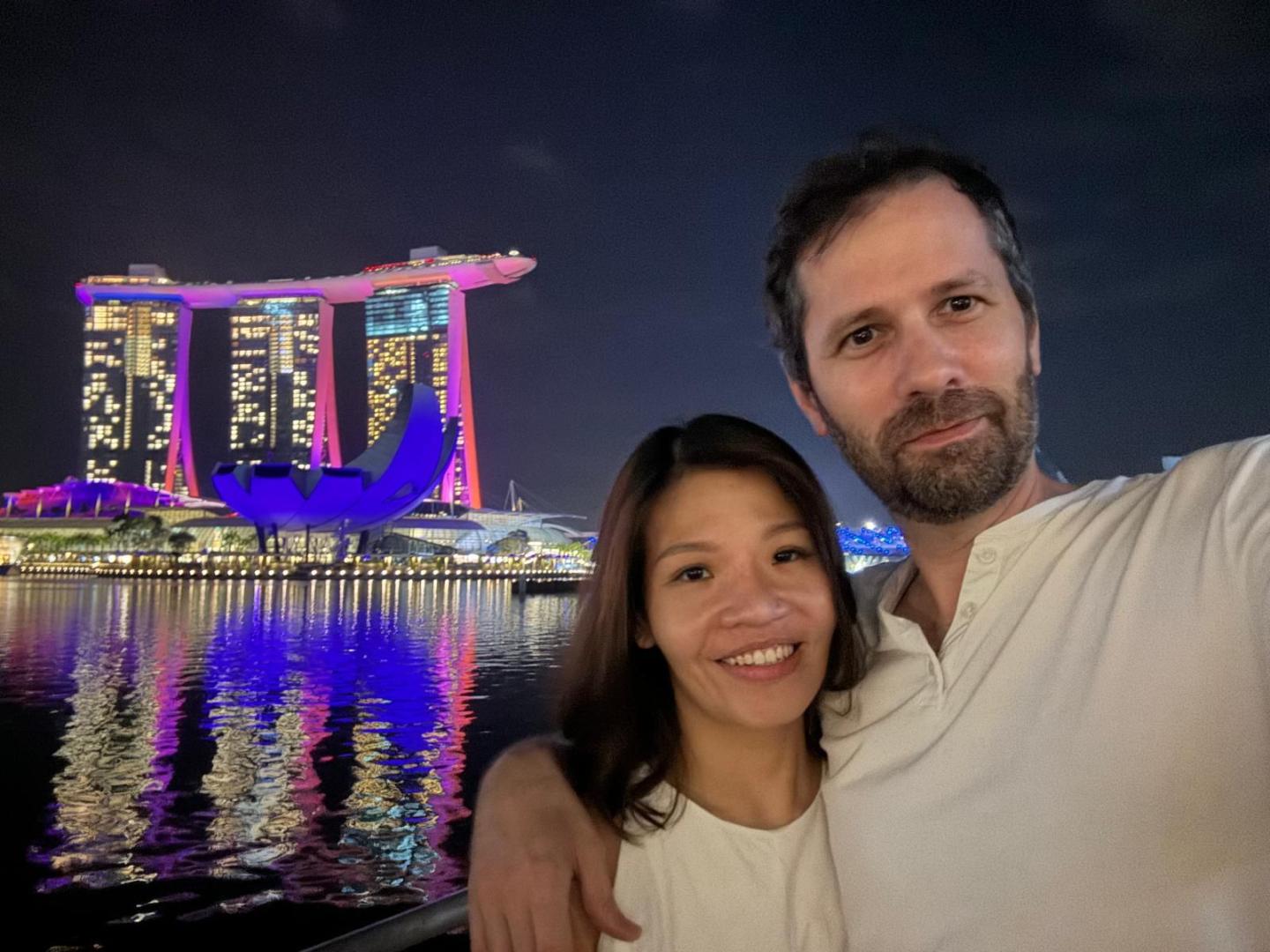 Eduardo Martínez López y su mujer, Joyce Eng, con el Marina Bay Sands y el ArtSicience Museum de Singapur al fondo