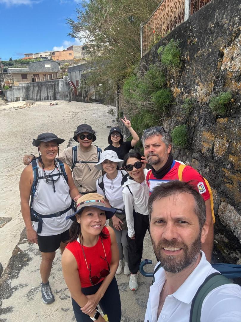 Eduardo Martínez, con un grupo de singapurenses en el Camino de Santiago