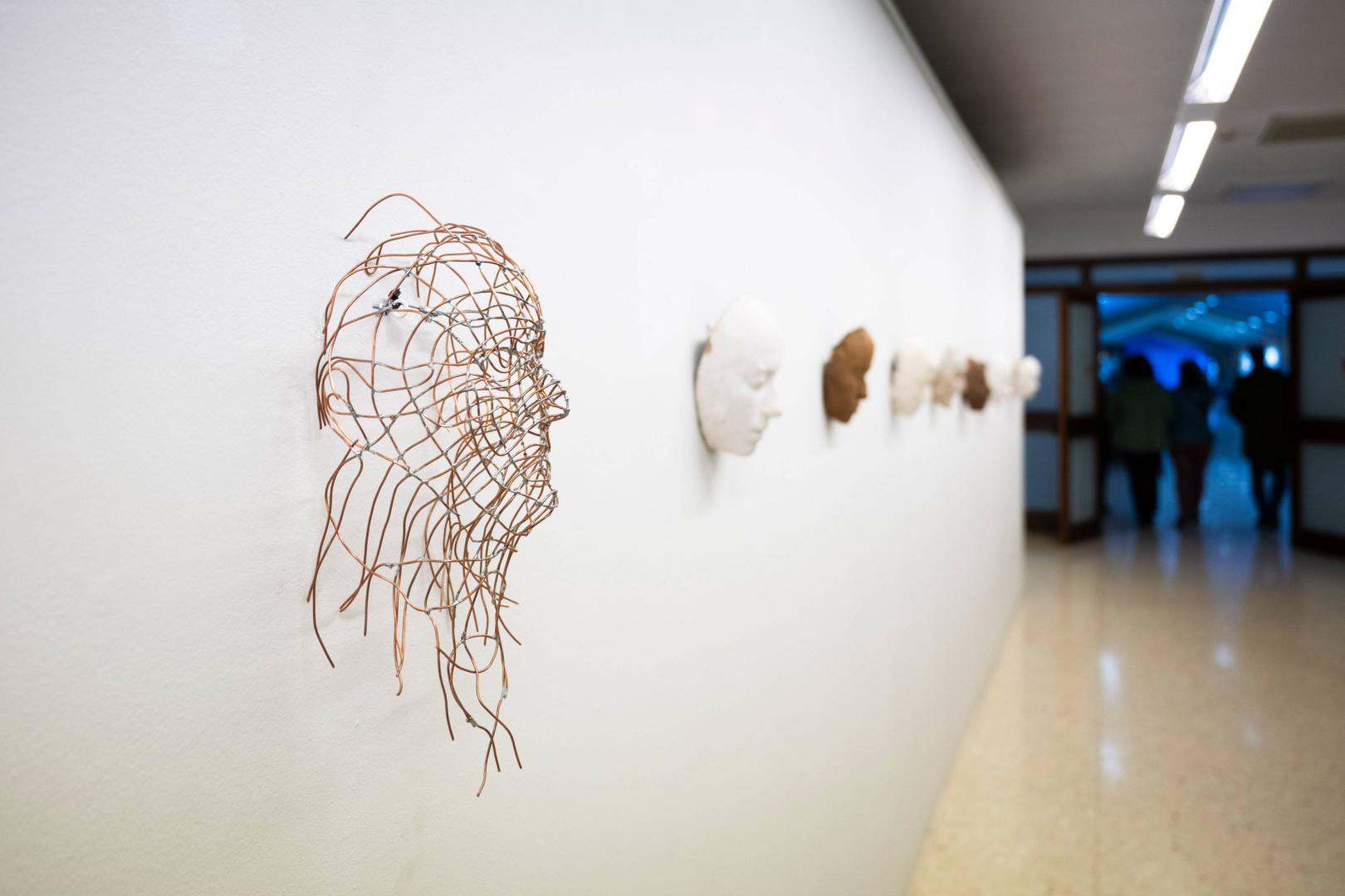 Exposición de dibujos y máscaras Piezas de paso, de Dora Salazar, en El Sario