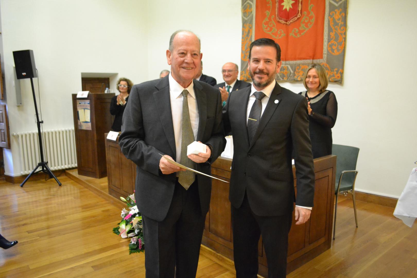 Victoriano Lacarra junto a su hijo Bernardo en el homenaje que recibió en 2014 de sus antiguos colegas del Colegio de Abogados de Estella .