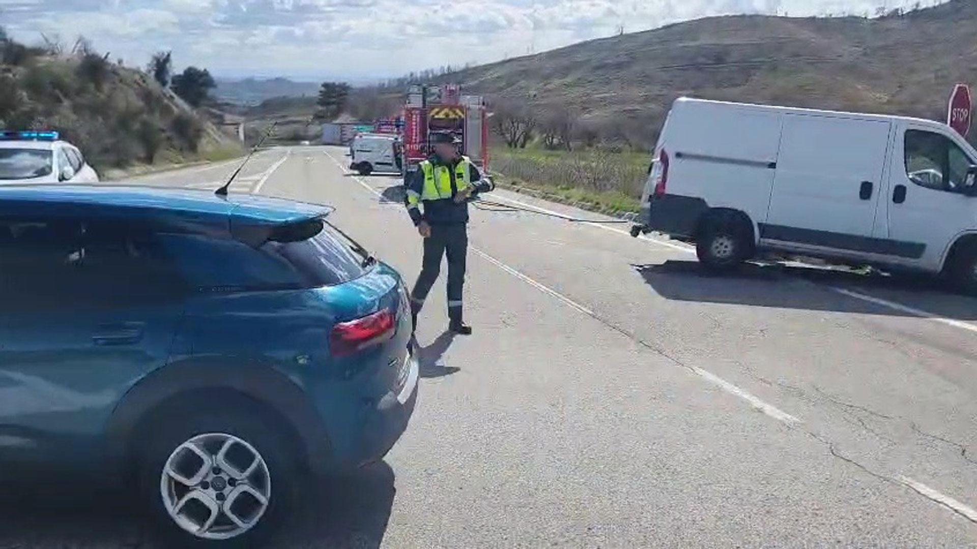 Un guardia civil en el lugar en el que se ha producido el accidente en Legarda