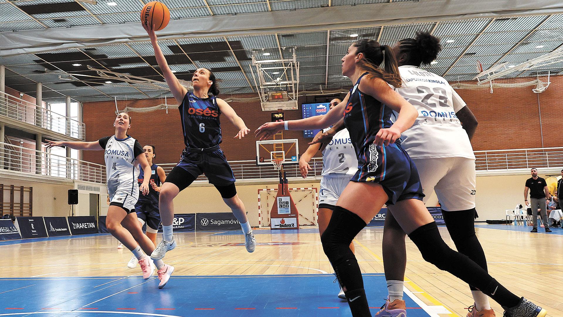 La base local Faustine Parra deja una bandeja una vez supera a Sara Iparraguirre, del Domusa
