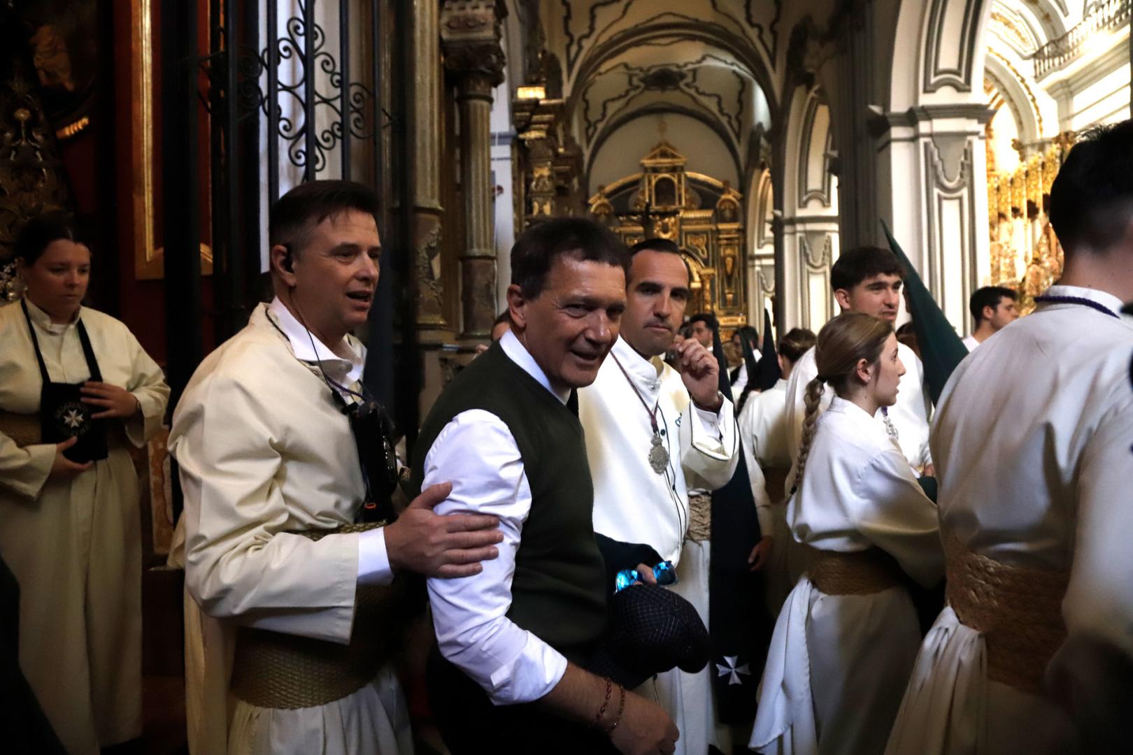 Antonio Banderas ejerce como capataz en la estación de penitencia de la Cofradía de Lágrimas y Favores en Málaga