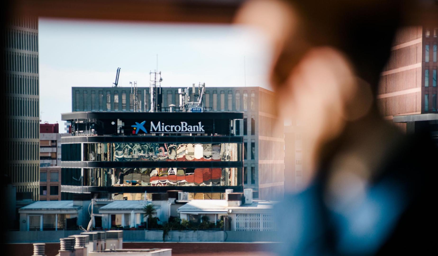En 2025, más de 30.500 iniciativas de emprendedores recibieron el apoyo financiero de MicroBank