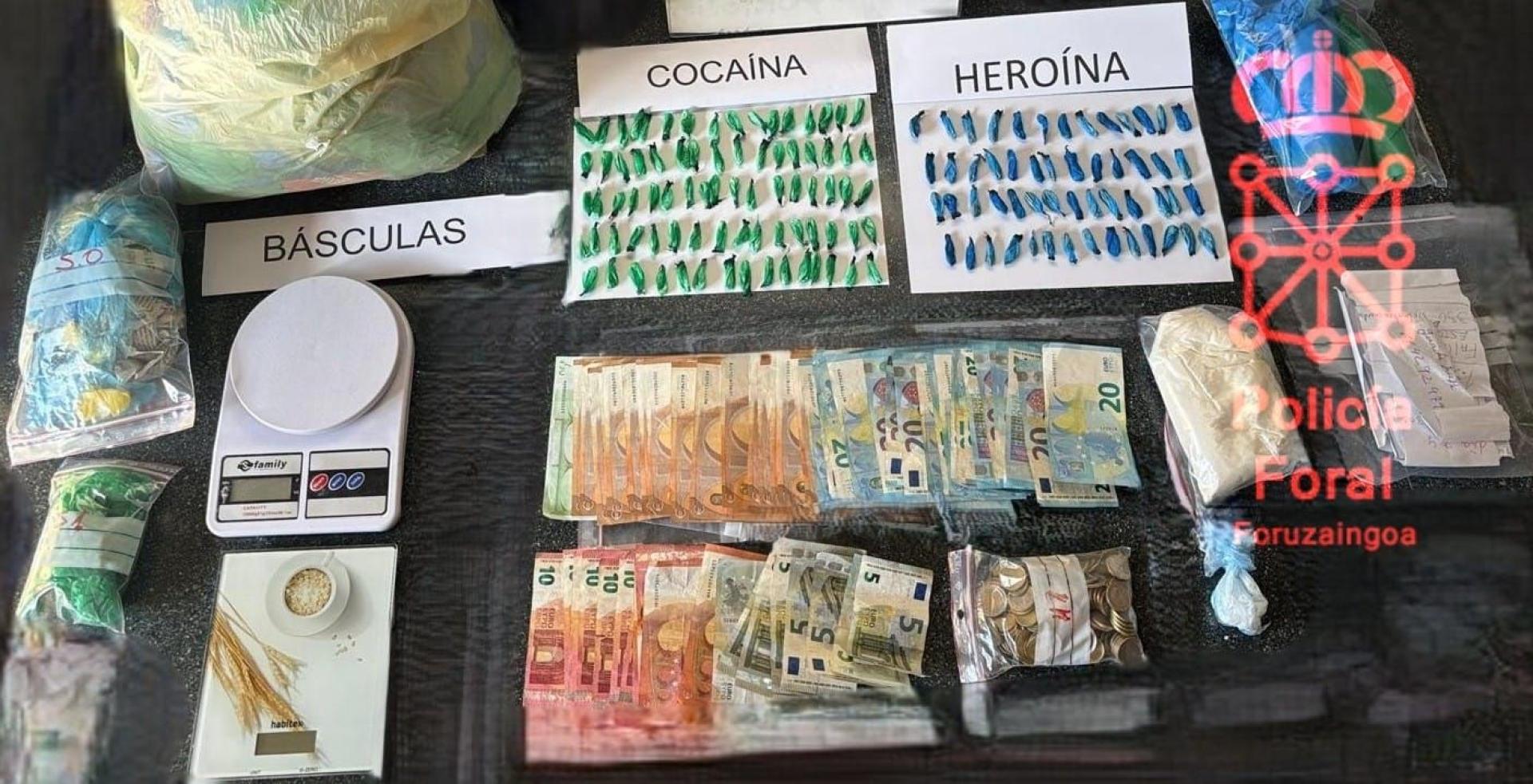Material incautado por la Policía Foral durante el registro en el punto de venta de droga