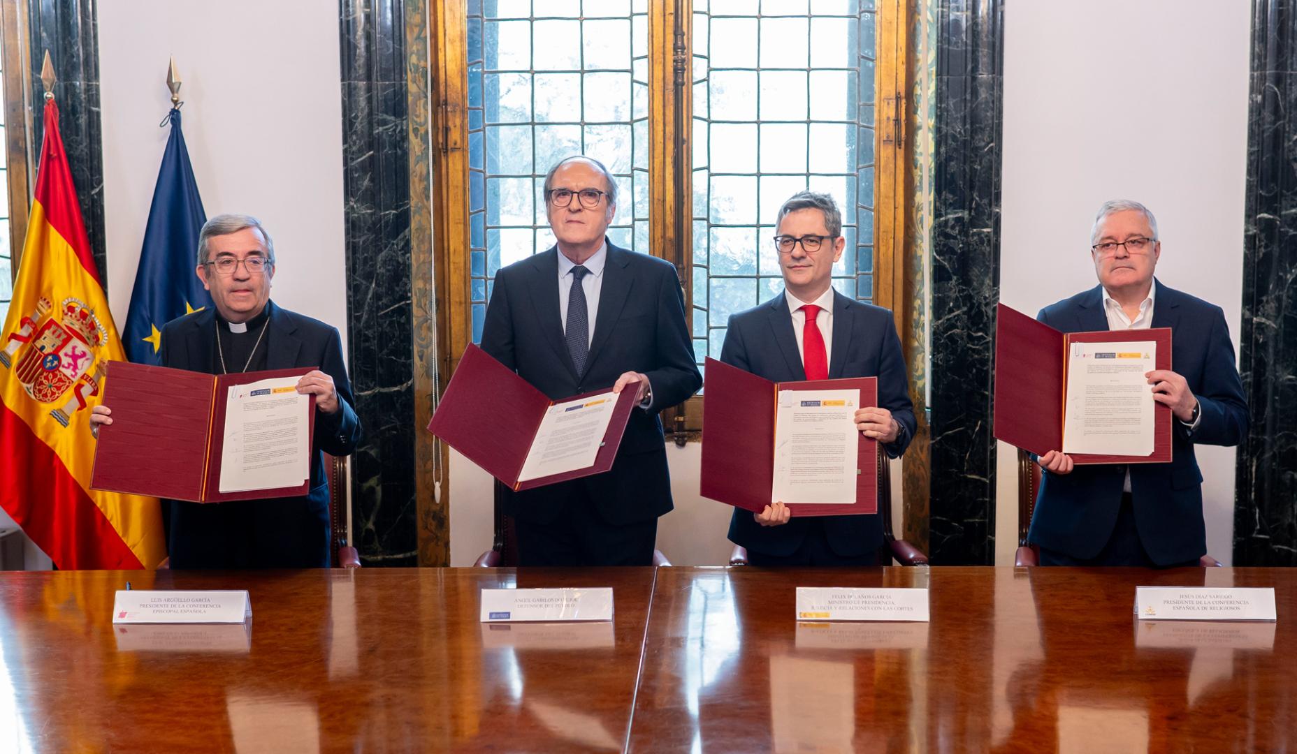(I-D) El presidente de la Conferencia Episcopal Española, Luis Argüello; el Defensor del Pueblo, Ángel Gabilondo; el ministro de la Presidencia, Félix Bolaños, y el presidente de la Conferencia Española de Religiosos, Jesús Díaz Sariego, durante la firma
