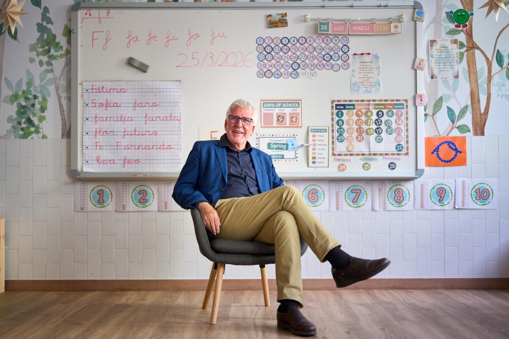 El filósofo y pedagogo Gregorio Luri (Azagra, 1955), en un aula de Educación Infantil del colegio Adériz (Cordovilla), donde conversó con las familias.