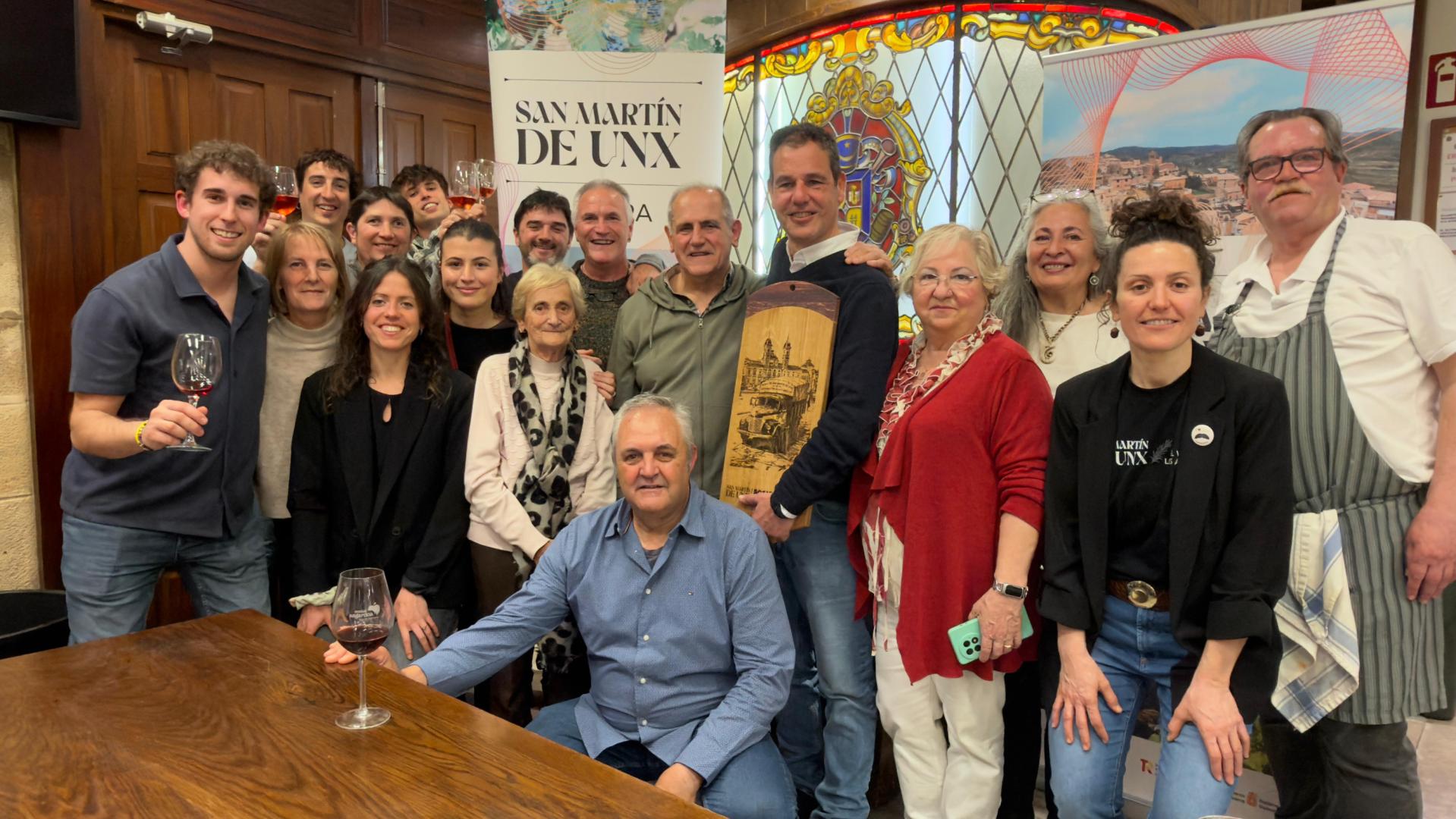 Representantes del Ayuntamiento de San martín de Unx y la sociedad gastronóimica Gaztelubide de San Sebastián
