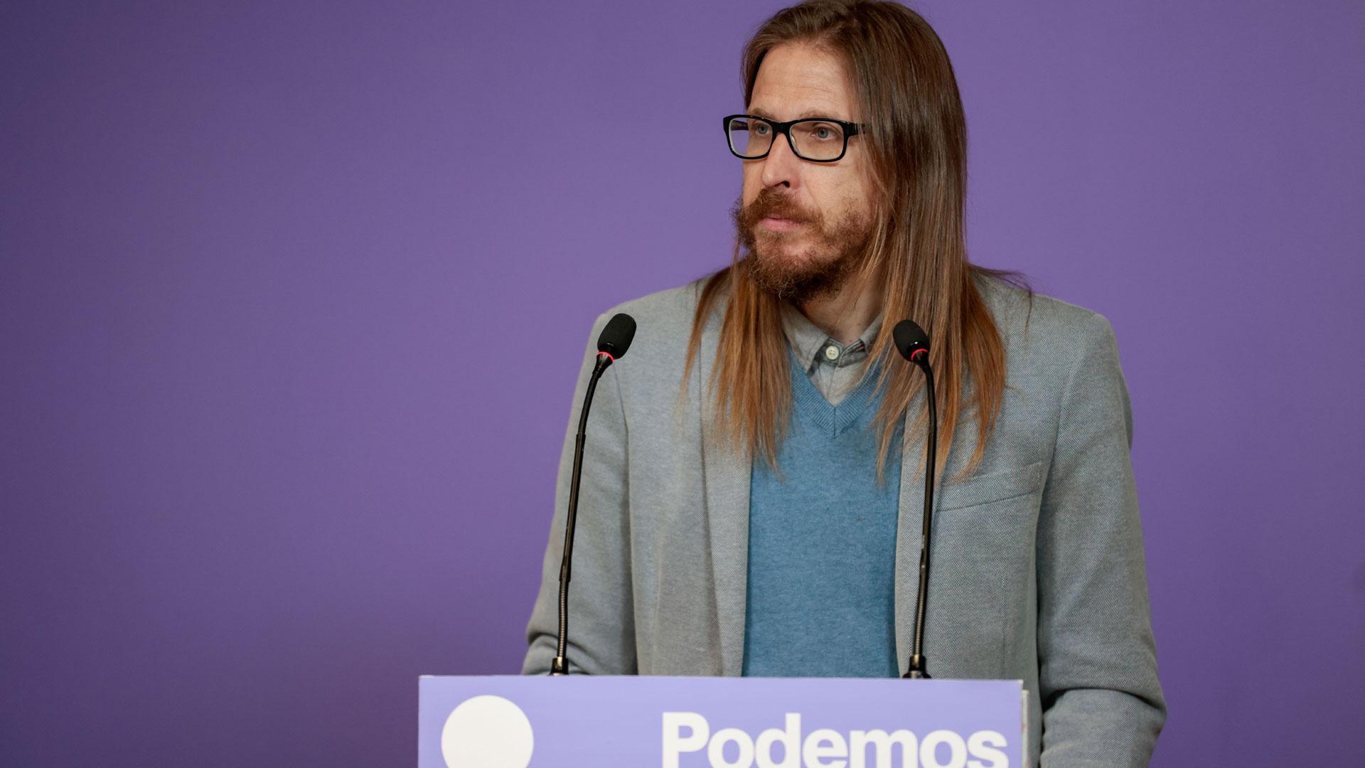 El secretario de Organización y portavoz de Podemos, Pablo Fernández durante la rueda de prensa en la sede del partido este lunes en Madrid