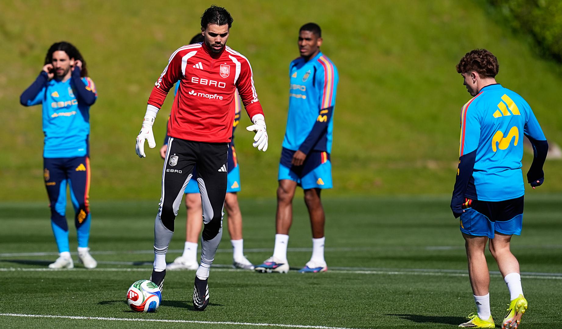 David Raya controla el balón durante le entrenamiento de la selección absoluta en Las Rozas