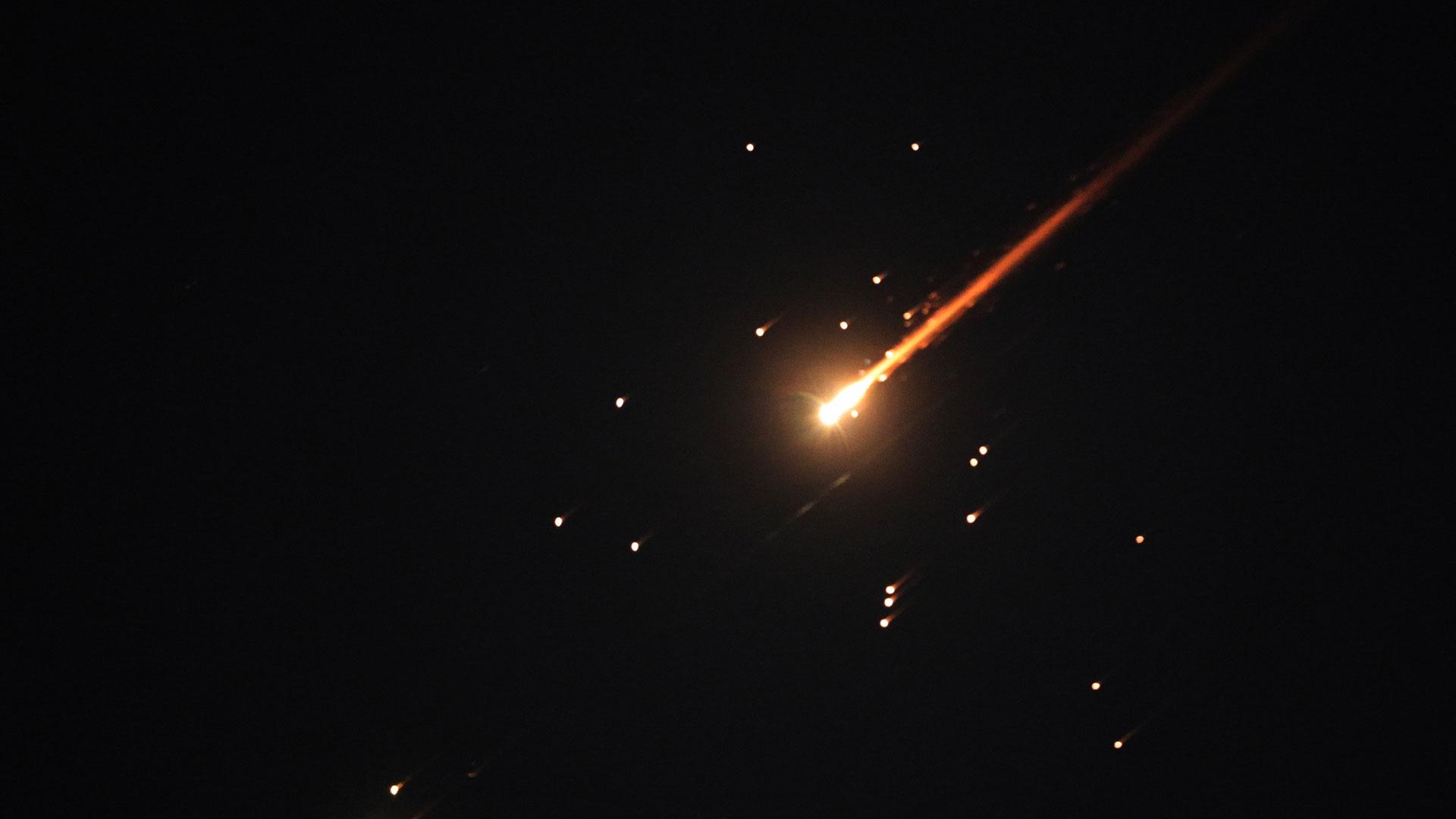 Misiles disparados desde Irán hacia Israel se observan en los cielos de Hebrón, Cisjordania