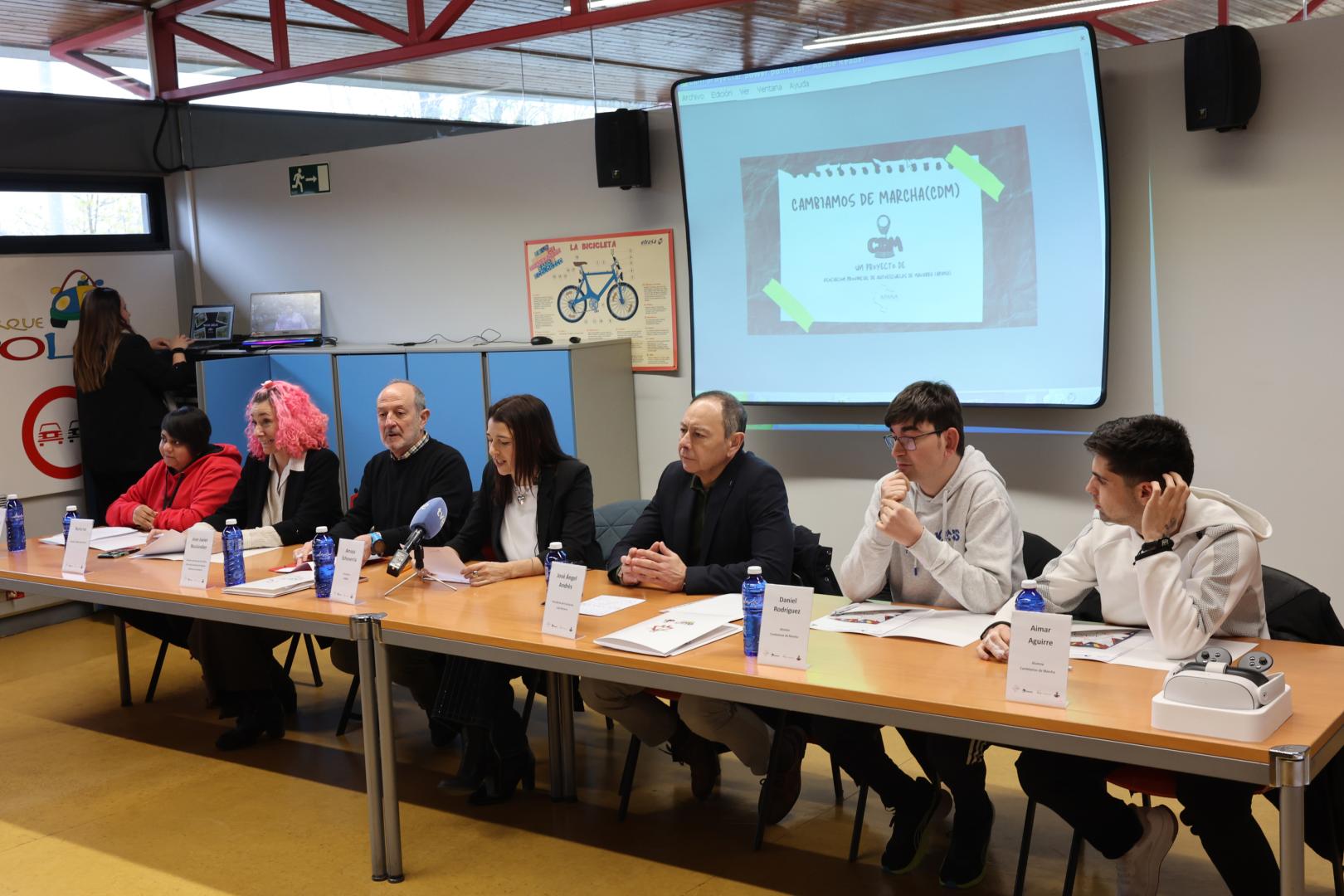 Desde la izquierda; Haizea Satóstegui Balda (alumna de Cambiamos de Marcha), Nuria Iso (Nautilus Digital Experiences), José Javier Boulandier (director del Servicio de Tráfico de la Dirección General de Interior), Amaya Echeverría (presidenta de APANA), José Ángel Andrés (presidente de la Fundación Caja Navarra), Daniel Rodríguez Herrero y Aimar Aguirre Delgado (alumnos de Cambiamos de Marcha)