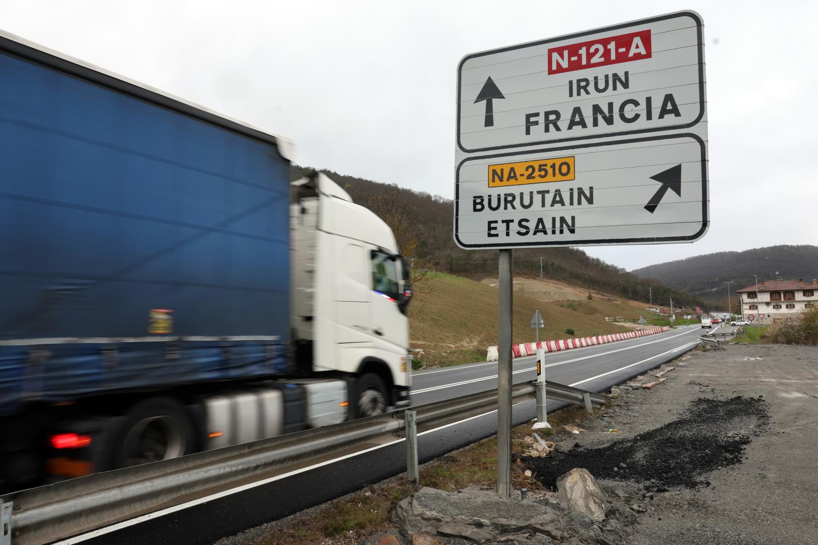 Un camión se aproxima al acceso a Burutáin, donde se ejecuta la obra de la variante.