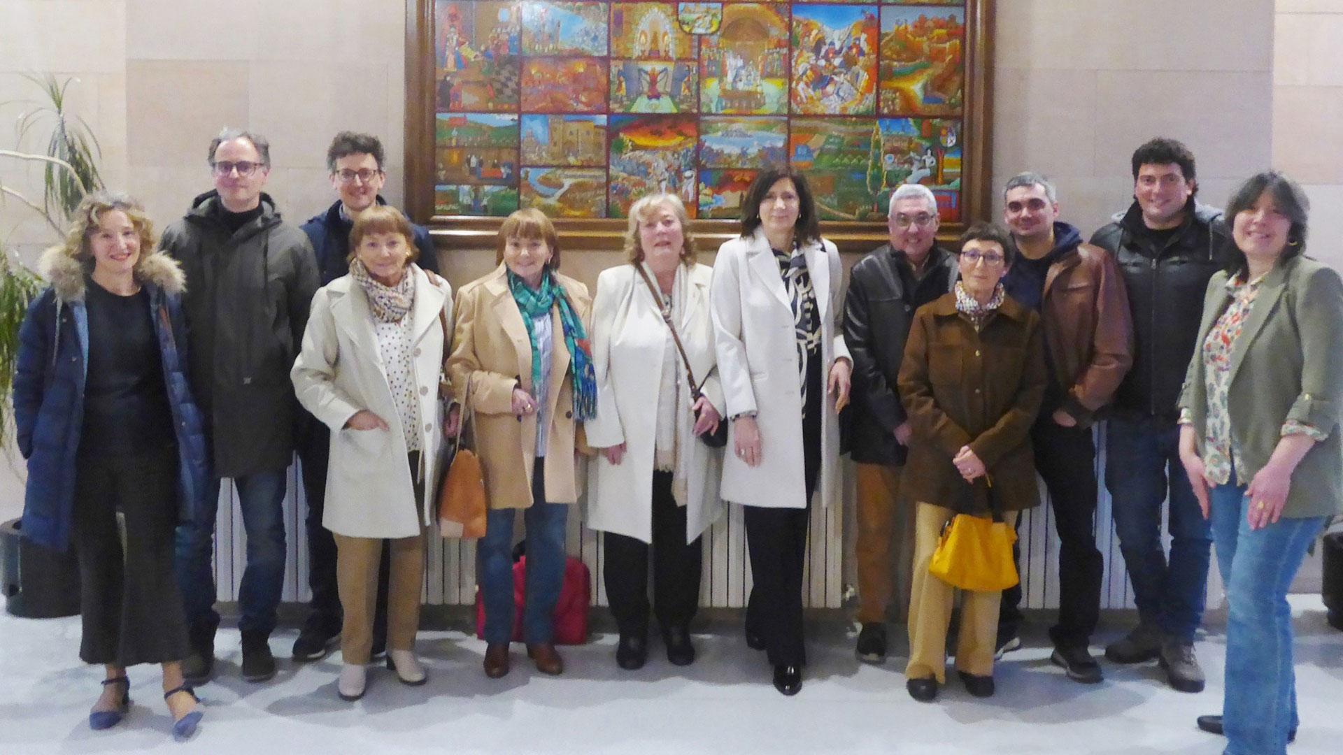 María Inés Sáinz junto a la alcaldesa rodeada de familiares