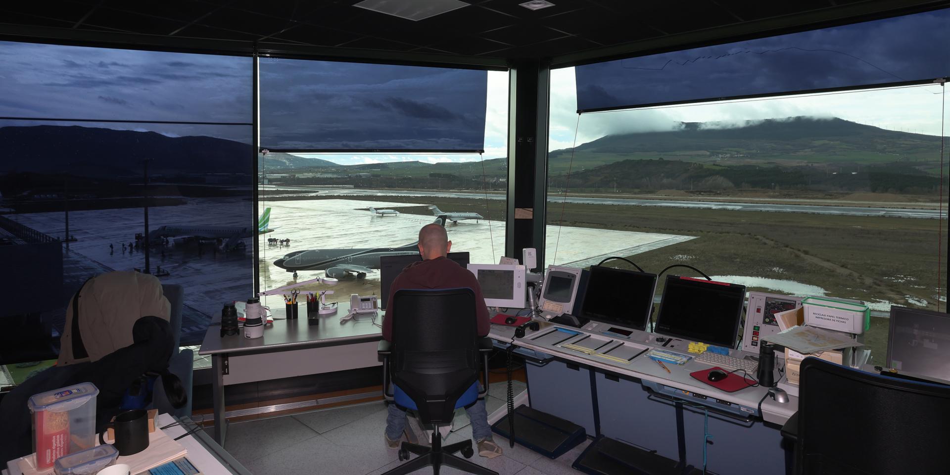 José Alberto Pera Gayo lleva dos años trabajando como controlador aéreo en la torre del aeropuerto de Noáin