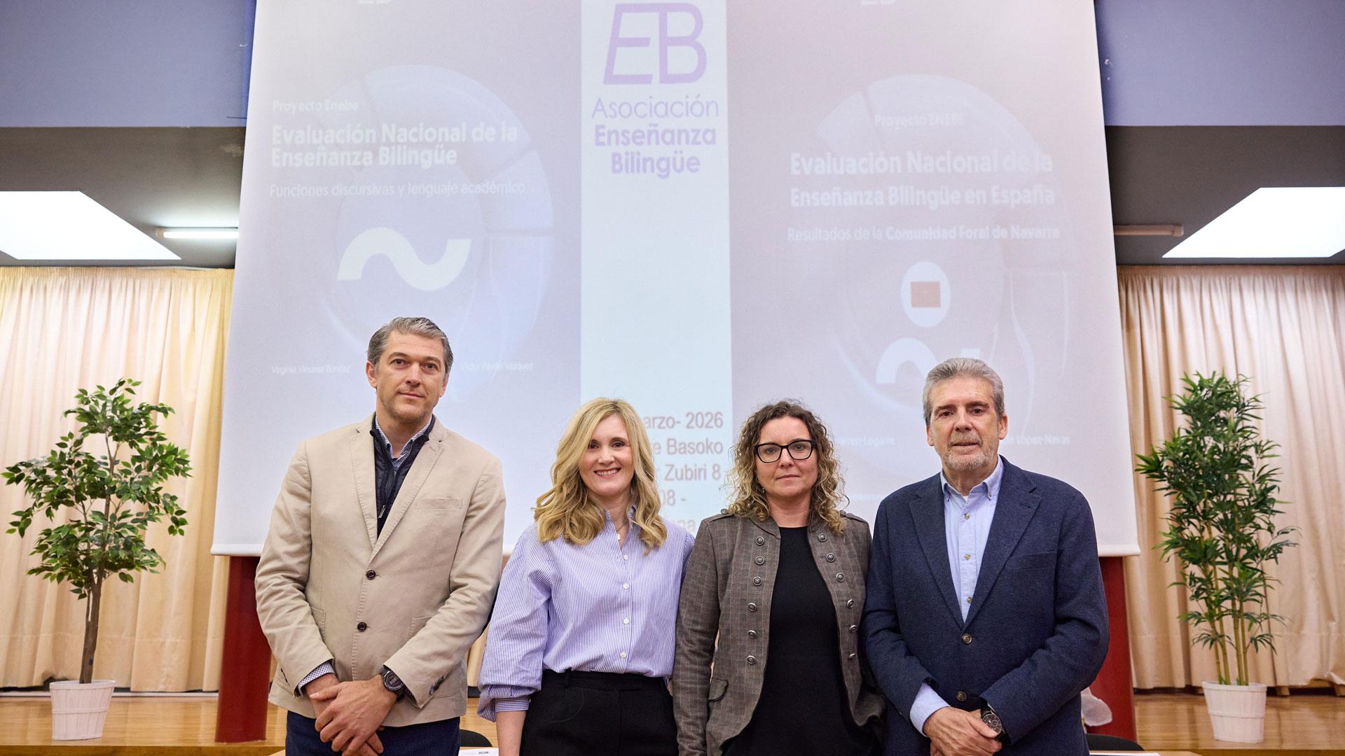 Desde la izquierda, Héctor Fernández (director del IES Basoko), Mª Paz Azparren (investigadora de la UPNA), Lola López (investigadora de la Universidad Rey Juan Carlos) y Xabier Gisbert (presidente de la Asociación de Enseñanza Bilingüe)