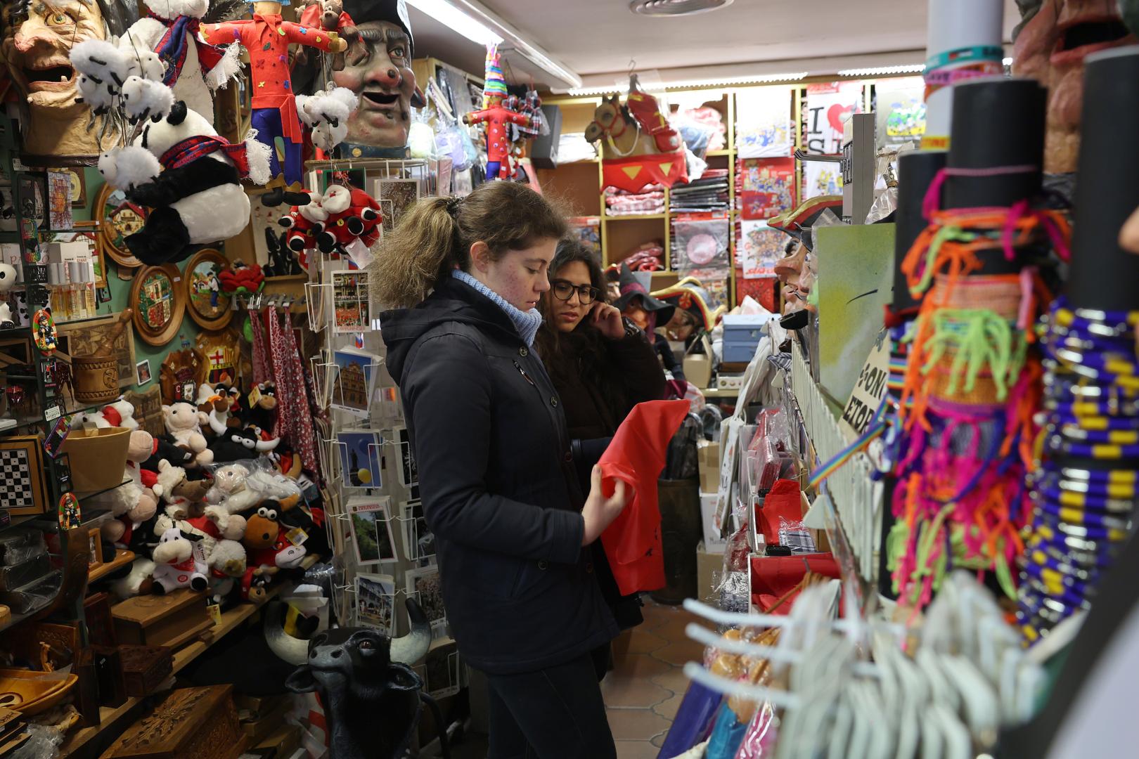 Dos mujeres observan un pañuelico a la venta en Souvenirs Echeve, en la calle Mercaderes