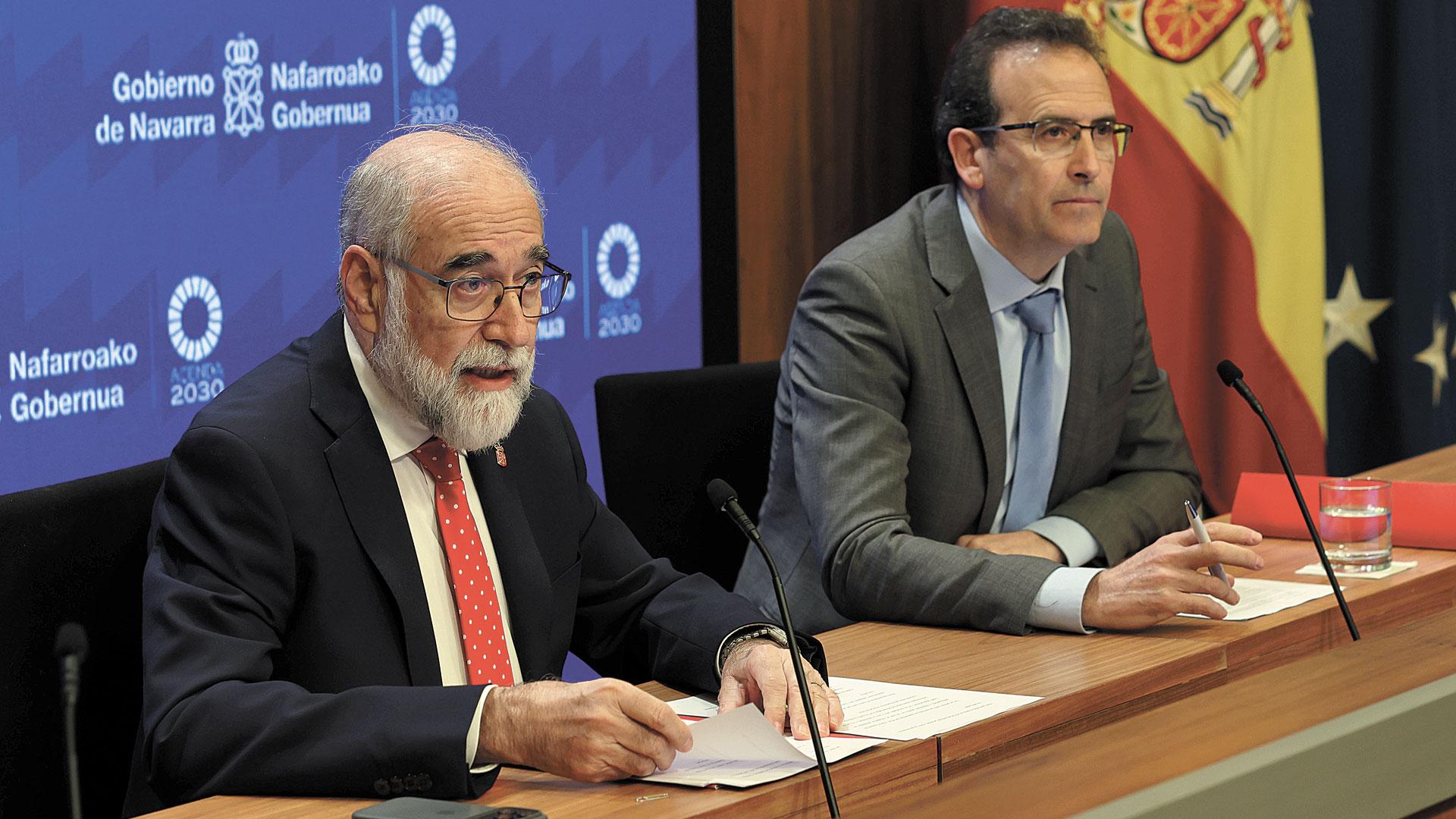 El consejero de Salud, Fernando Domínguez, junto al director de Salud, Antonio López