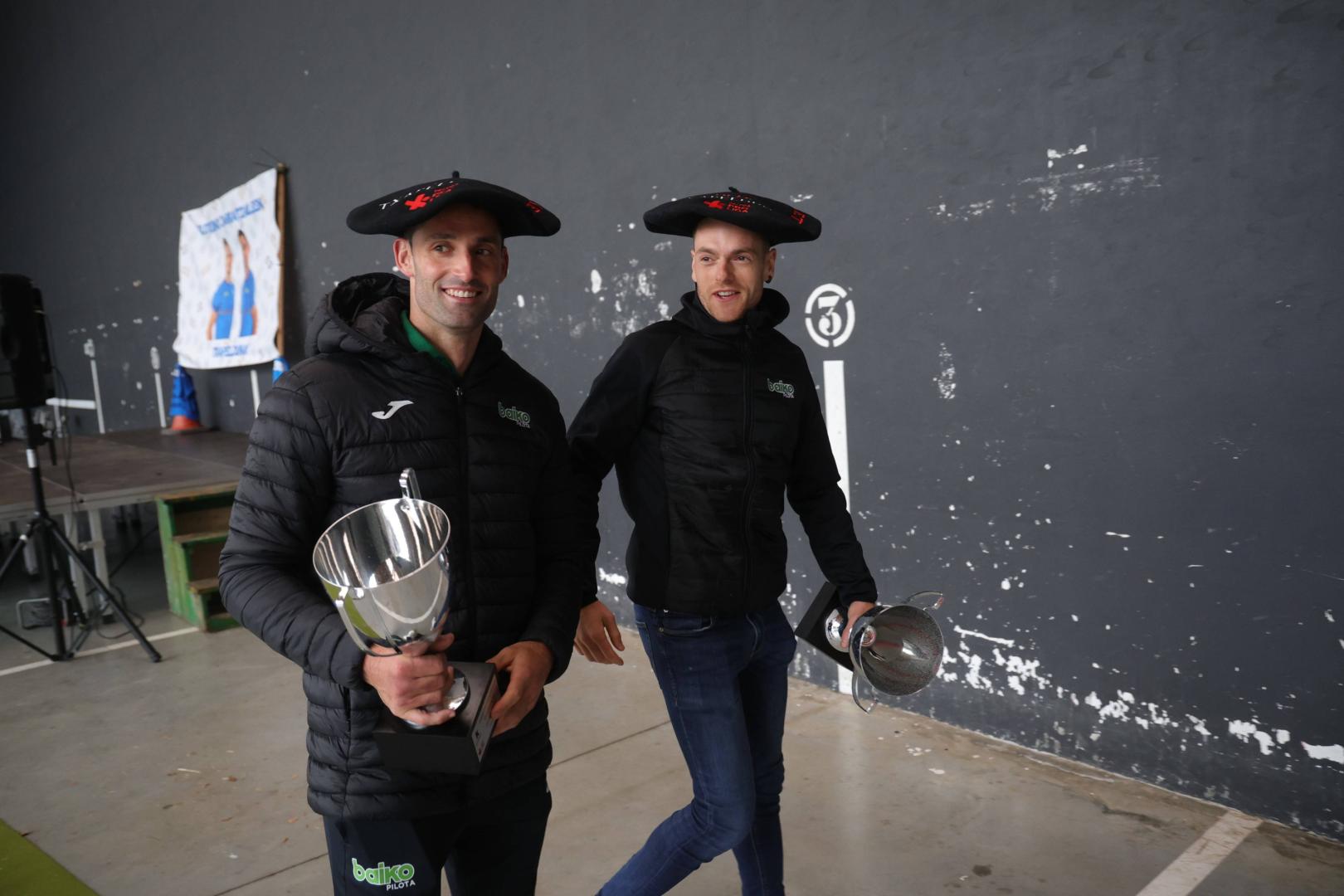 Laso y Albisu, esta tarde en el frontón Zelai del Ataun con las txapelas y los trofeos de campeones.