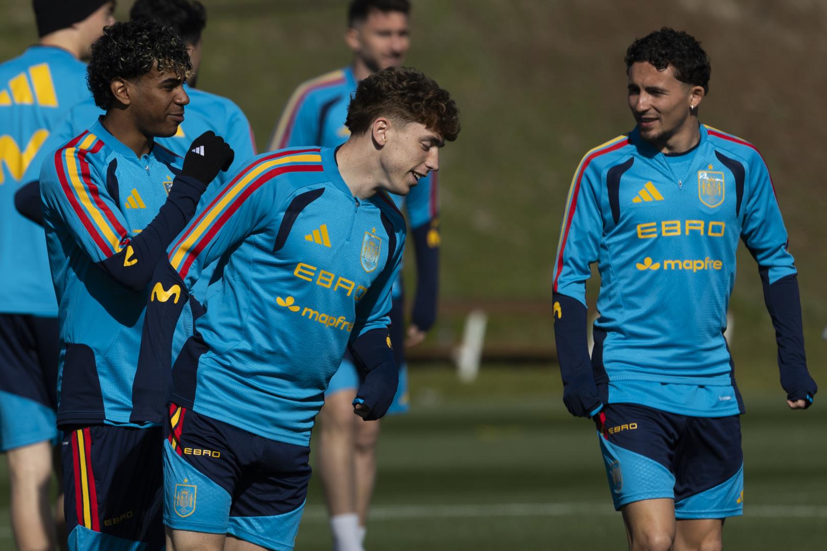 Víctor Muñoz, junto a Lamine Yamal y Yeremy Pino en el entrenamiento de este lunes.