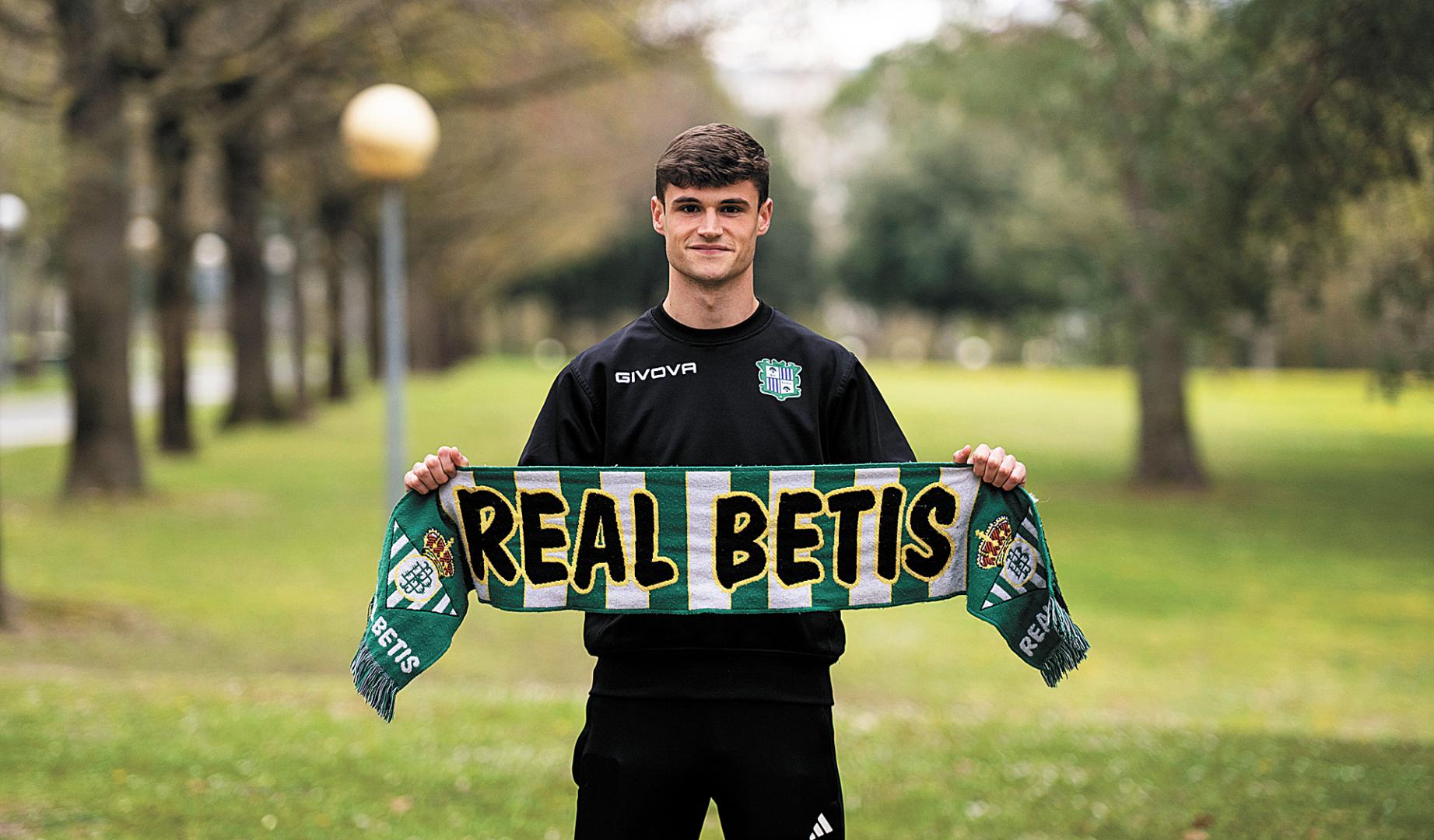 Ekaitz Mutuberria, extremo del Beti Kozkor, con la bufanda del Real Betis en el campus de la Universidad Pública de Navarra