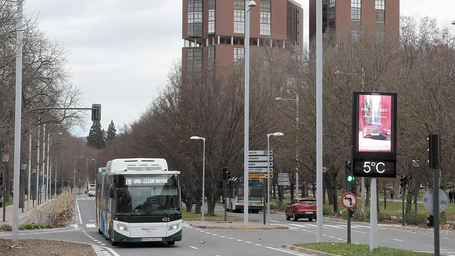La línea 18, una de las afectadas por cambios, a su paso por la avenida del Ejército de Pamplona