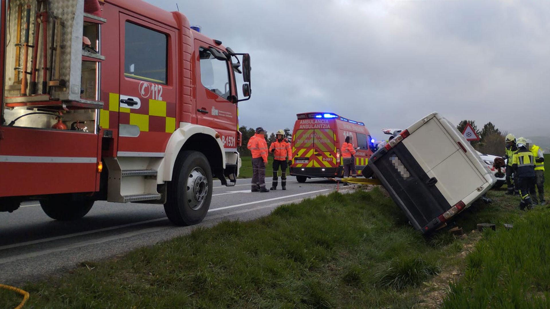 Vehículo accidentado tras salirse de la vía en Lizoain-Arriasgoiti