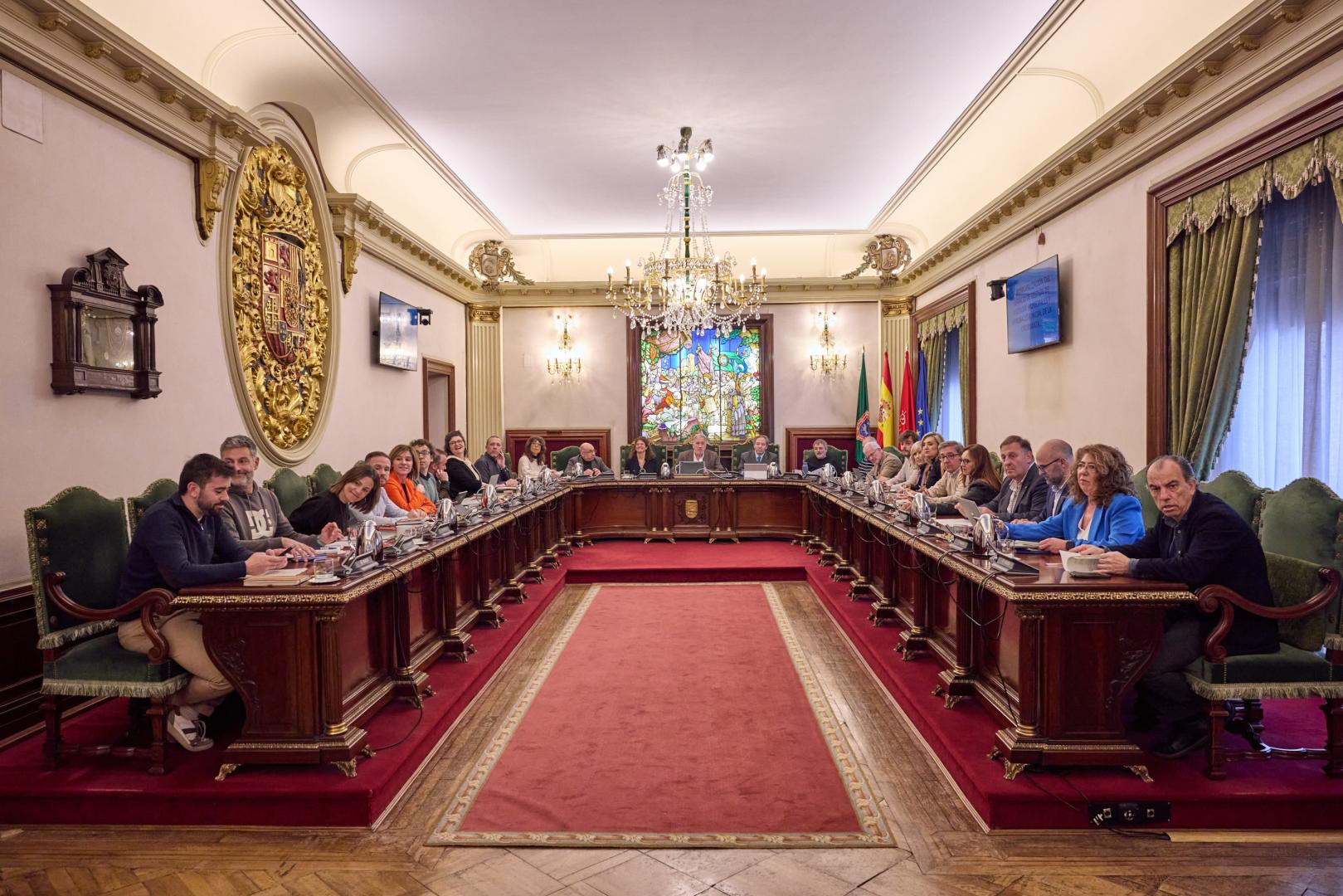 La corporación municipal, en los momentos previos del inicio del pleno extraordinario celebrado ayer