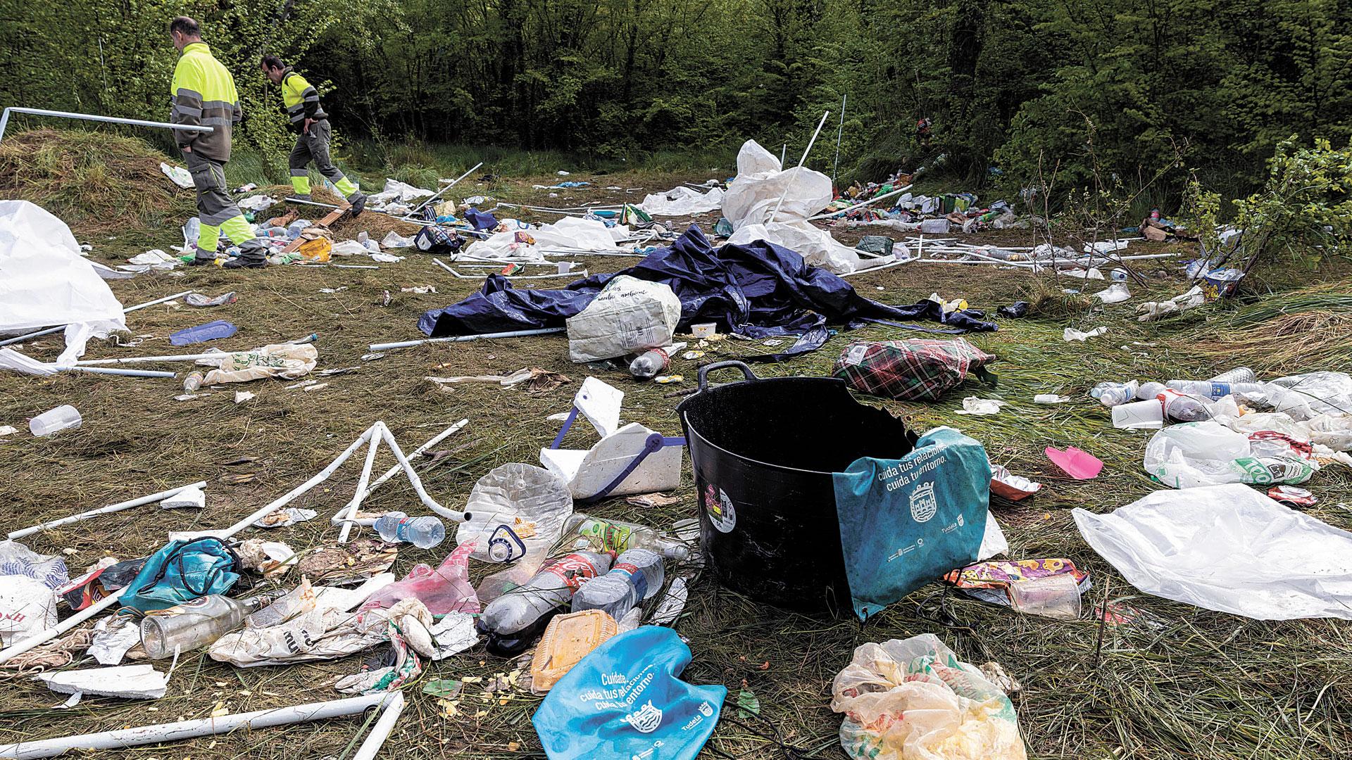 Basura acumulada en el soto de Las Norias de Tudela tras la fiesta del Día del Ángel del pasado año 2025