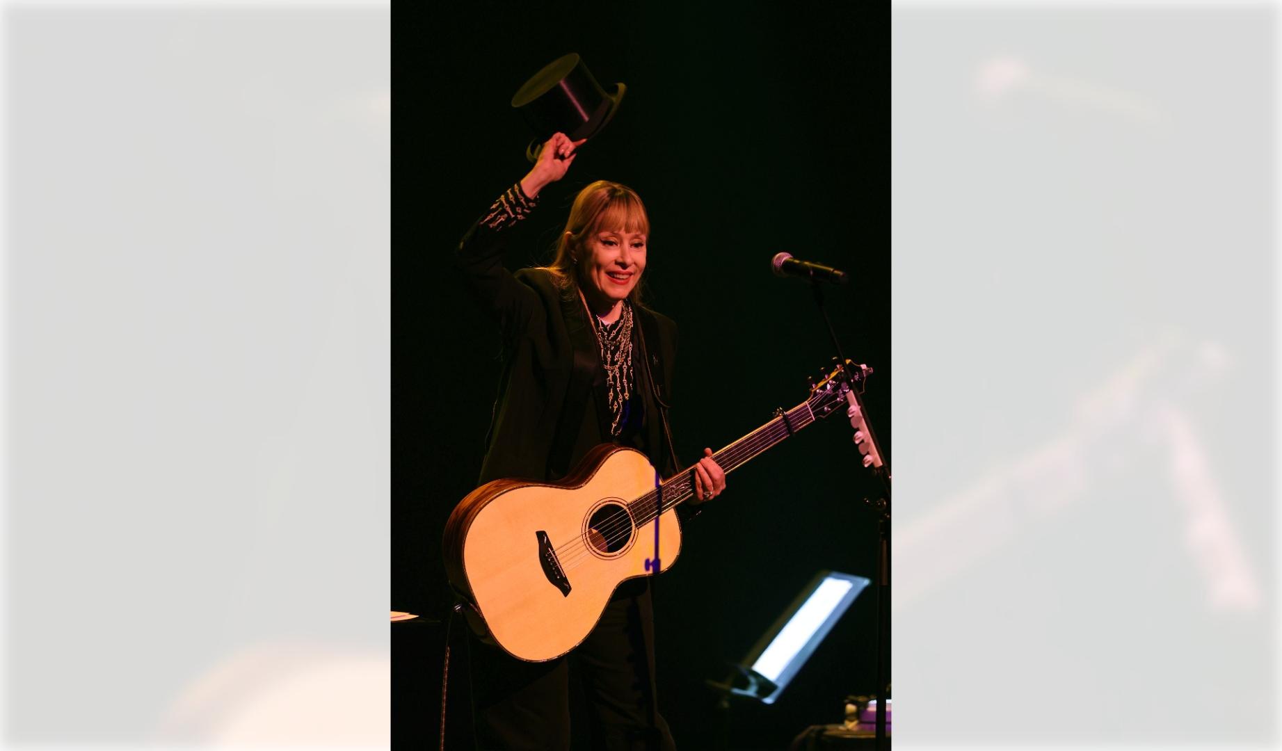 Suzanne Vega saluda al público del Teatro Gayarre