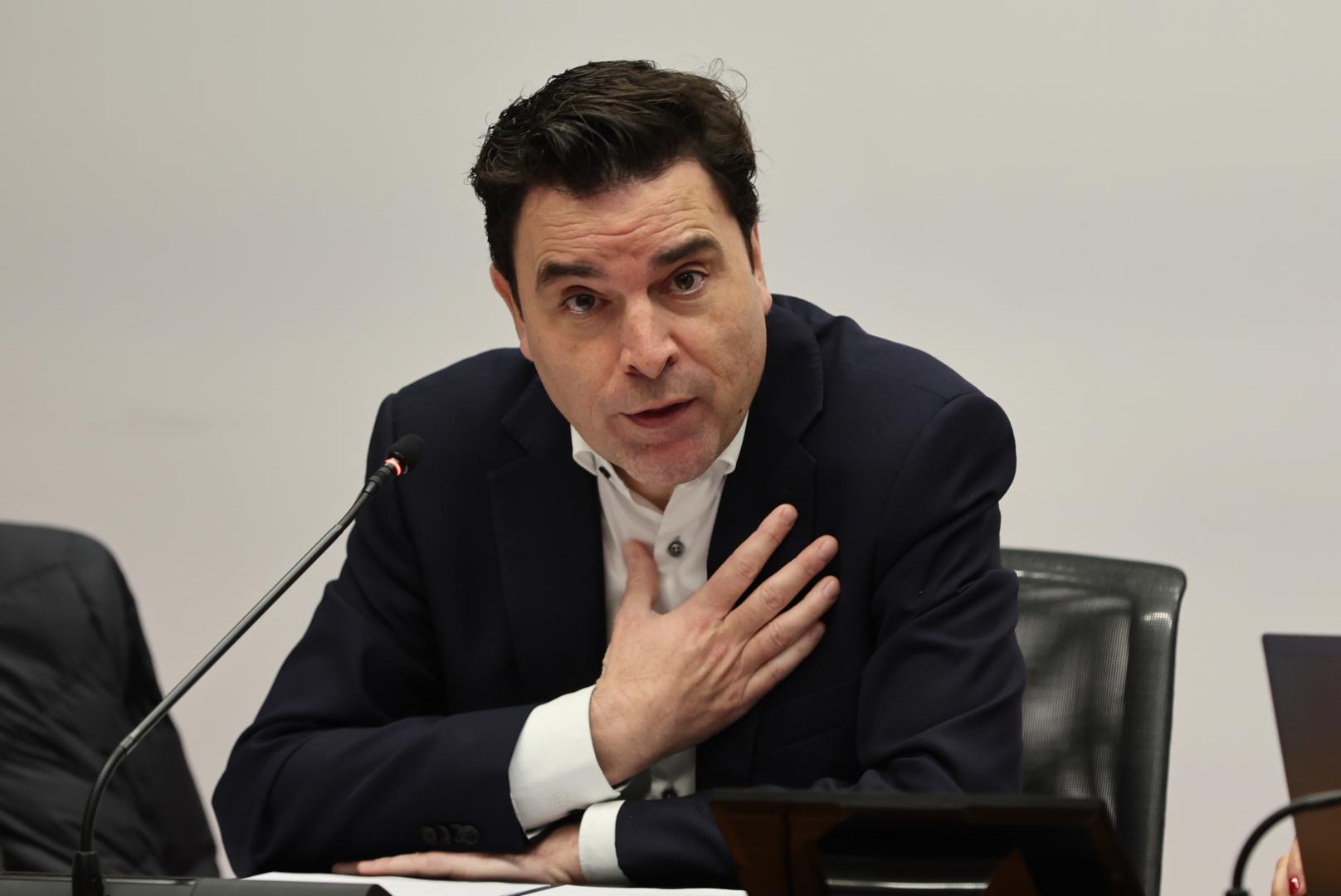 El exgerente de la empresa pública Nasuvinsa Alberto Bayona, durante su comparecencia en la comisión del Parlamento de Navarra