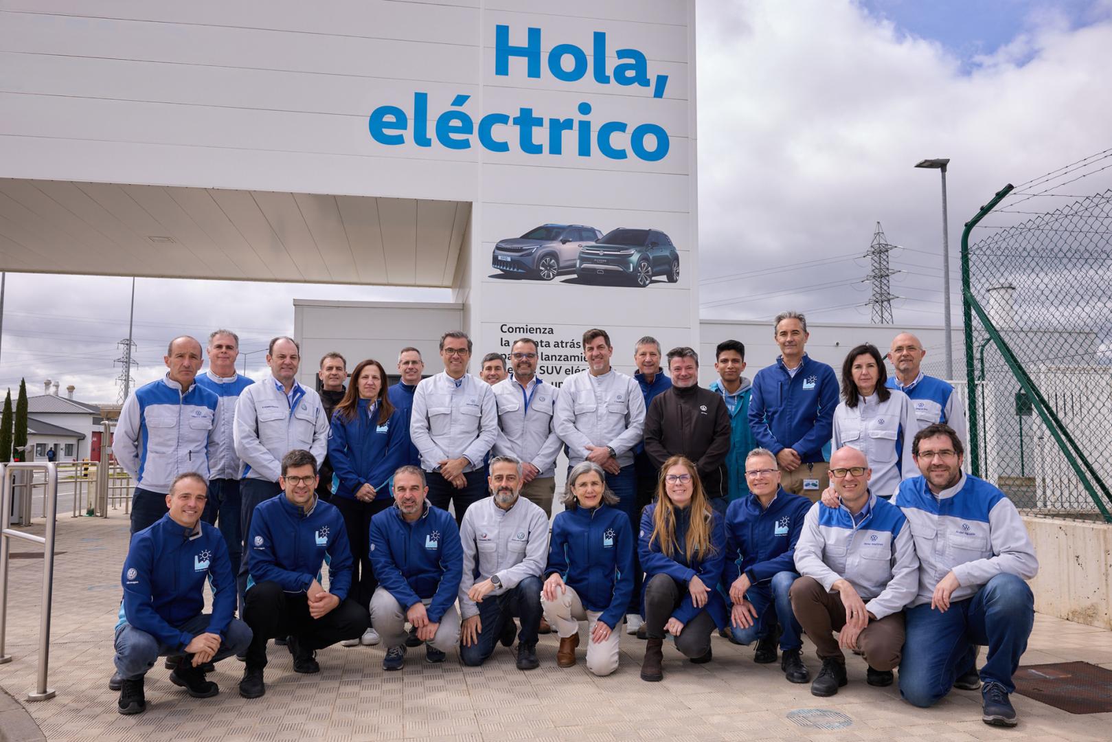 El presidente de Volkswagen Navarra, Michael Hobusch, y miembros del Comité Ejecutivo, junto a parte del equipo de representantes que el área de Medio Ambiente tiene en todos los departamentos de Volkswagen Navarra