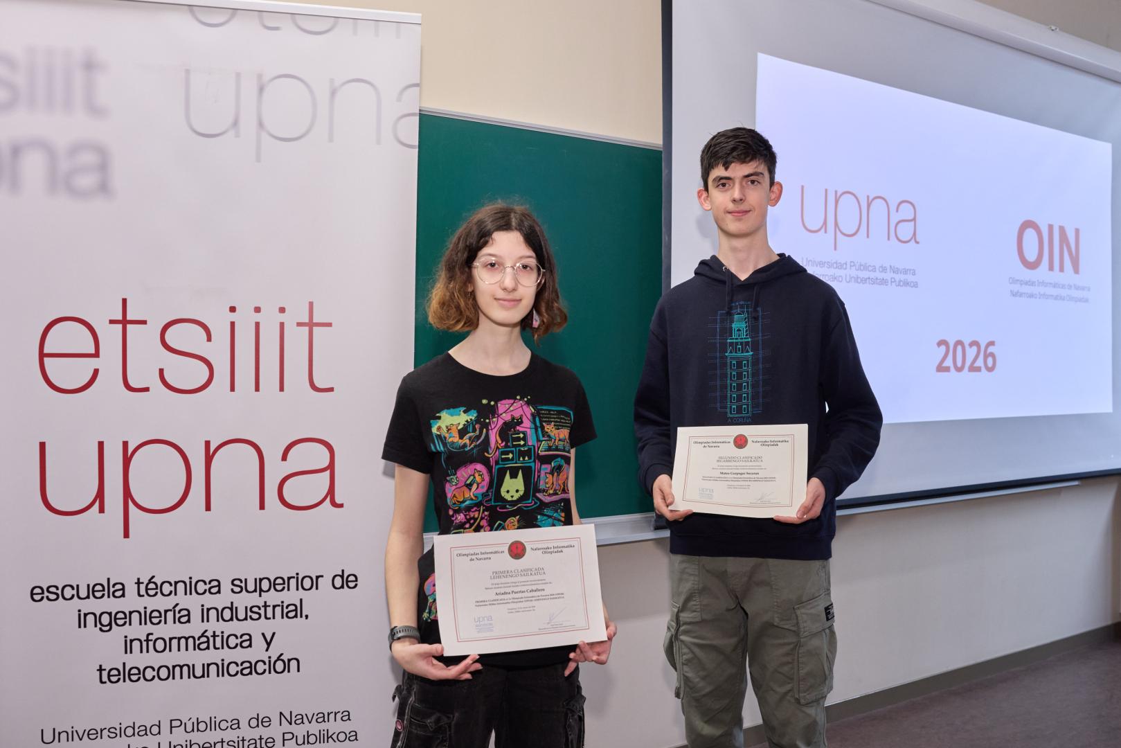 Ariadna Puertas Caballero, ganadora, junto a Mateo Gurpegui Securun, segundo clasificado